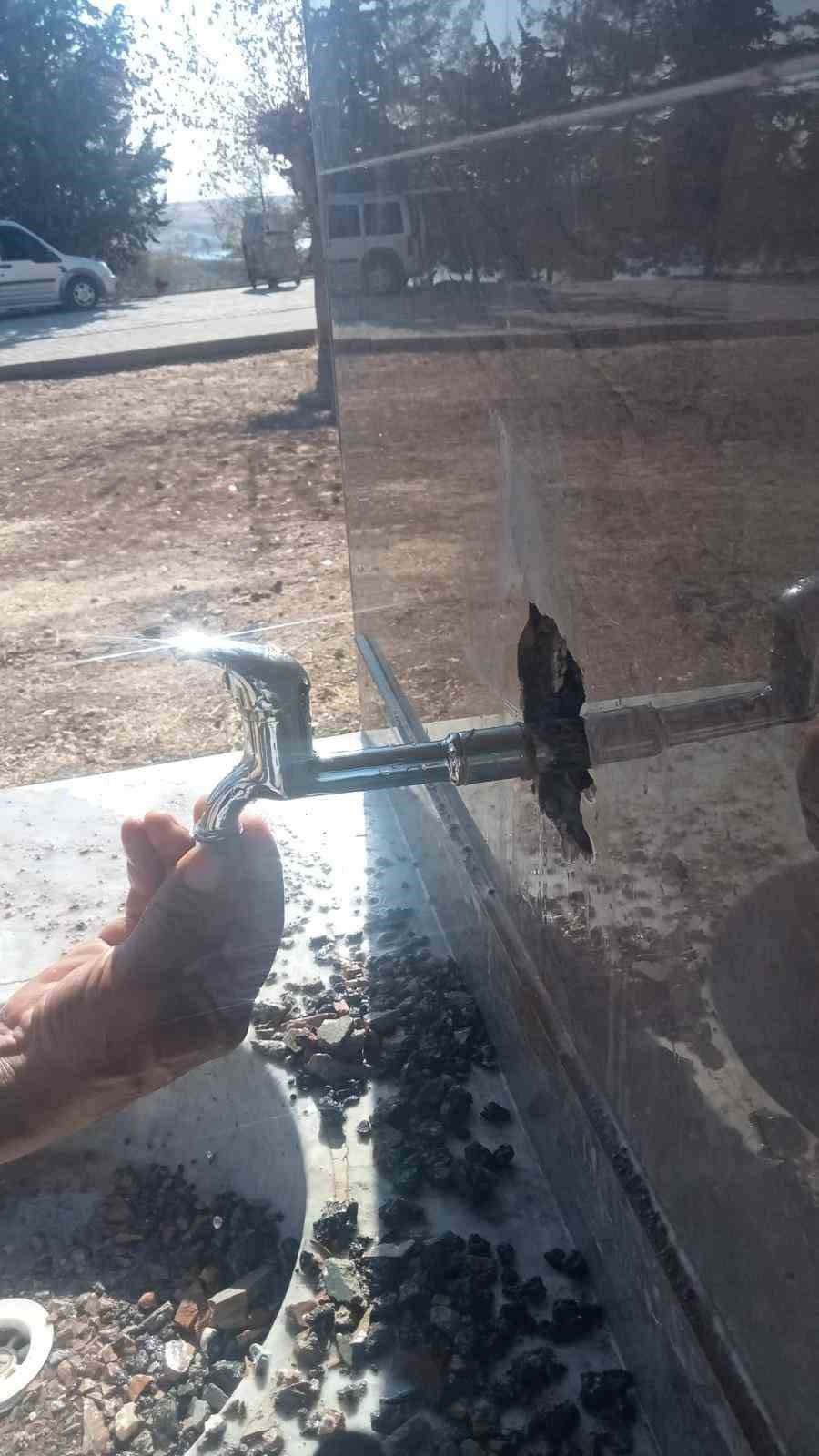 Çeşmenin muslukları çalındı