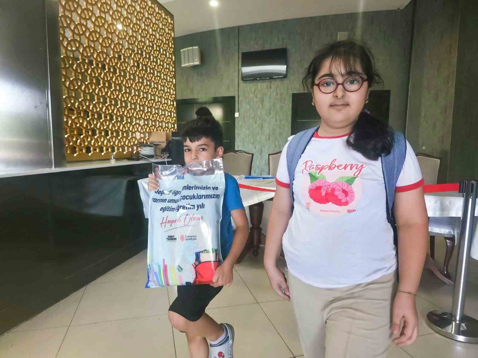 Ümraniye Belediyesi’nden öğrencilere kırtasiye desteği