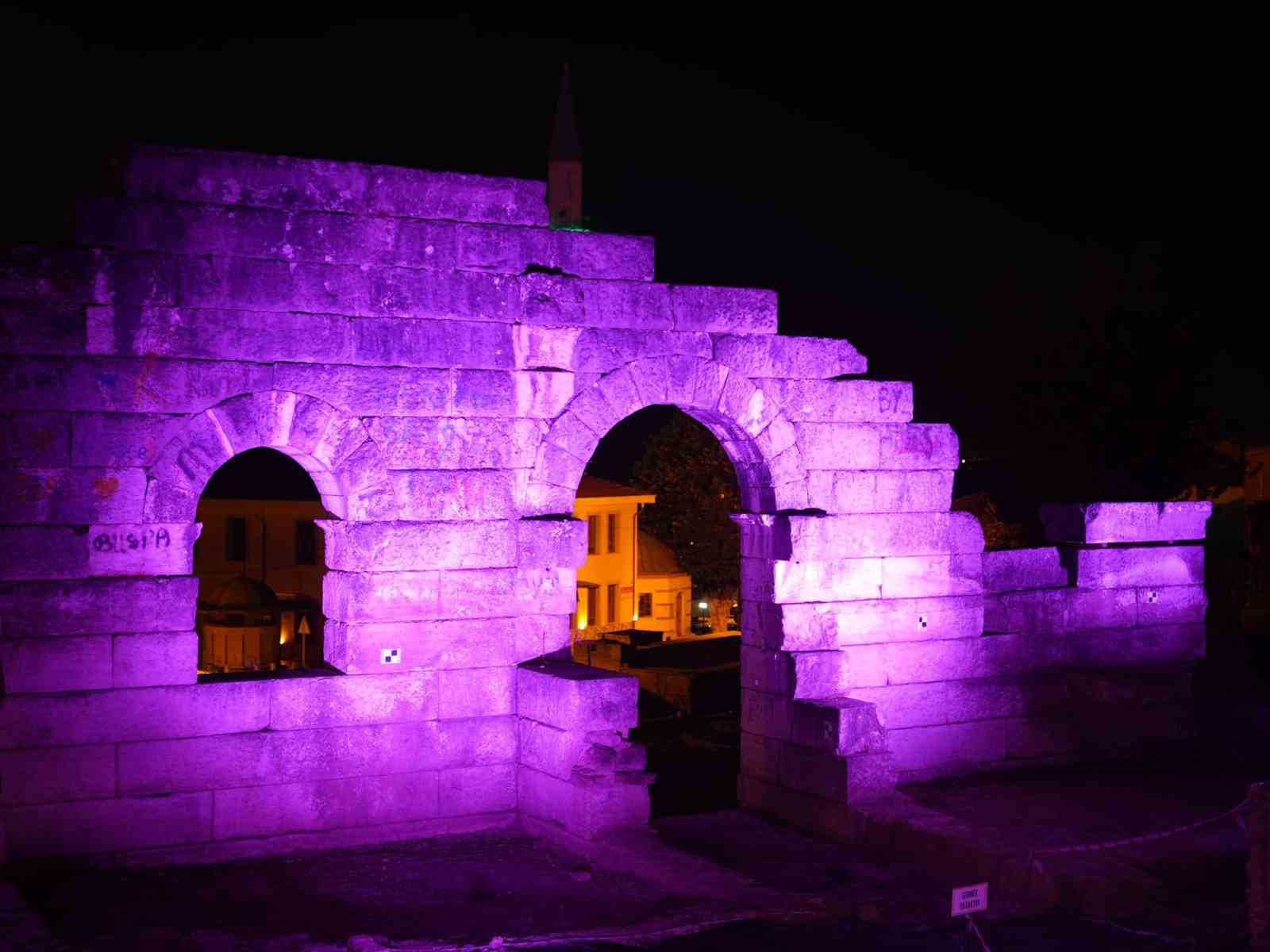 Konuralp Antik Kent Halk Sağlığı Haftası’nda mor ışıklandırıldı