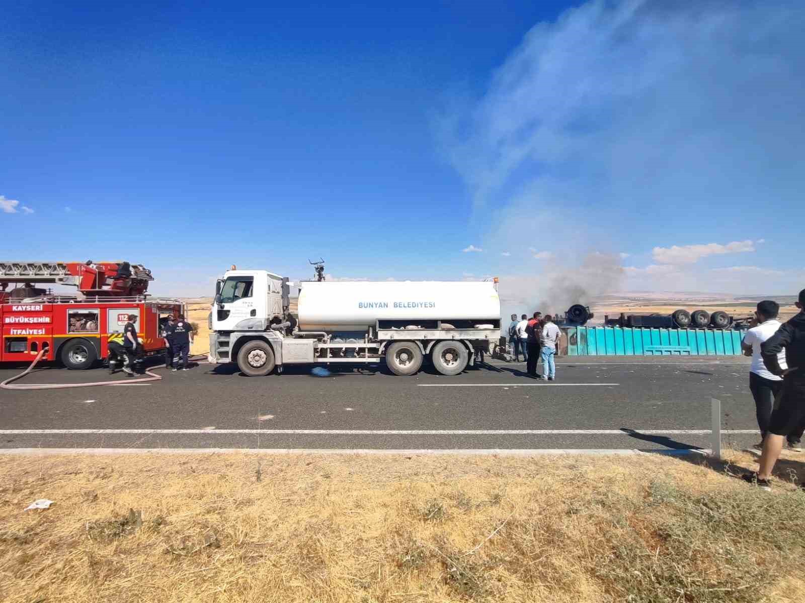 Şoför yan yatıp yanan tırdan atlayarak kurtuldu