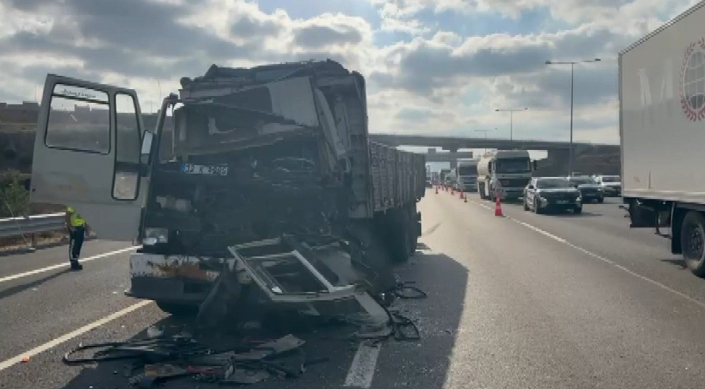 Kuzey Marmara Otoyolu’nda kamyon tıra çarptı: 1 yaralı
