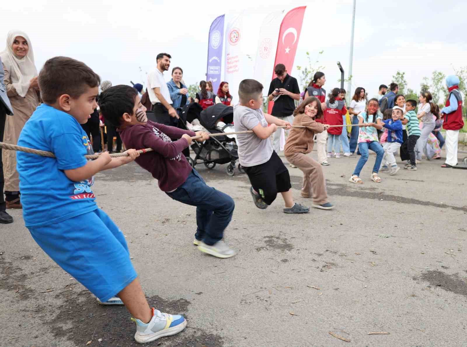Ağrı’da çocuklar geleneksel oyunlarla doyasıya eğlendi