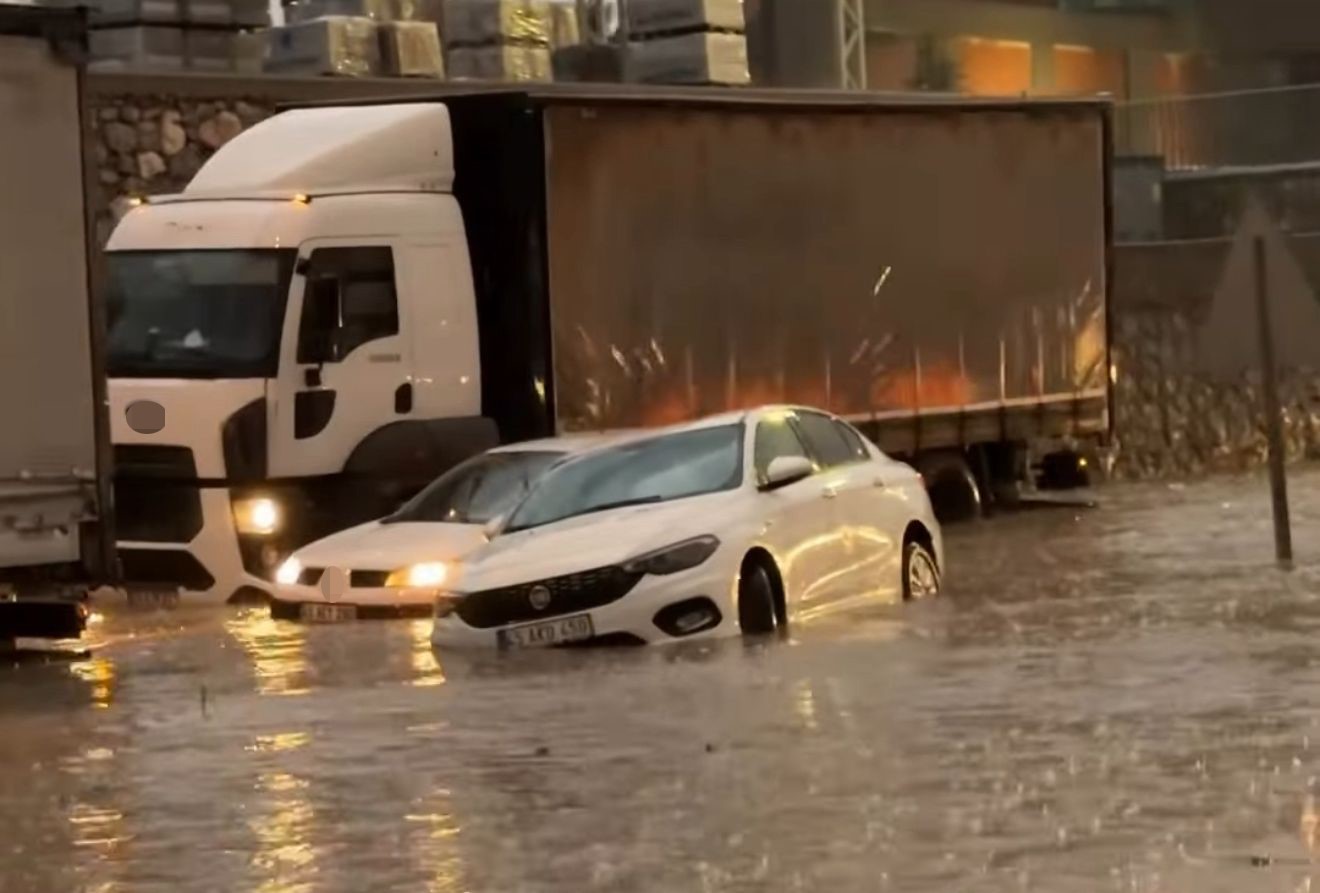 Manisa’da sağanak yağış sokakları göle çevirdi