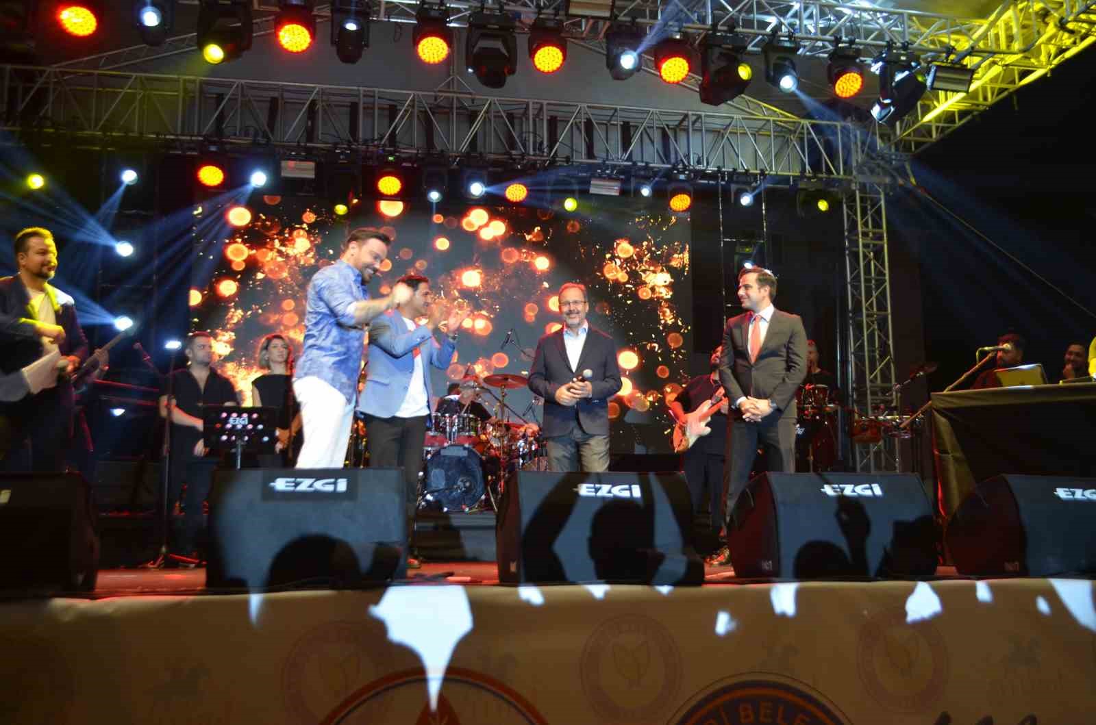 AK Parti’li Kasapoğlu sahnede Sinan Akçıl’a eşlik etti