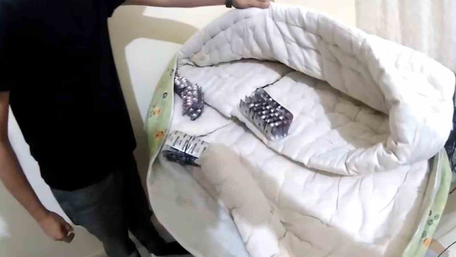 Yorganın arasına gizlediği uyuşturucu haplarla yakalanan 19 yaşındaki şüpheli tutuklandı