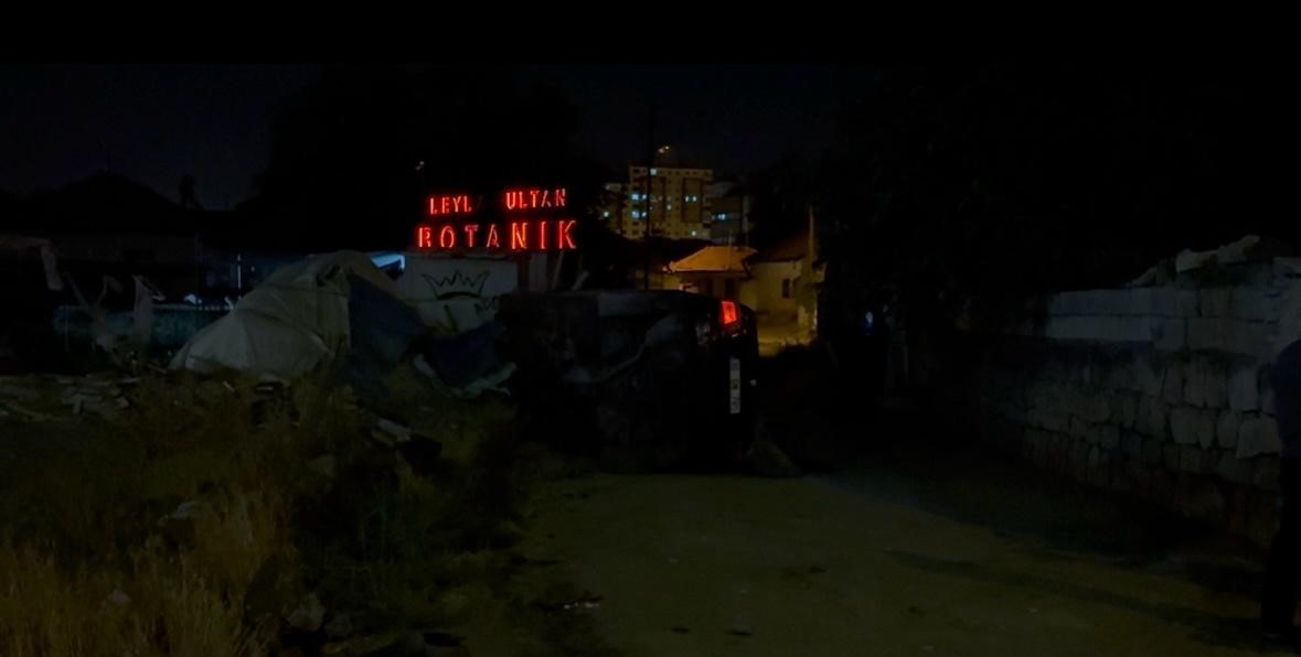 Yan yatan otomobilden çıkıp, yüzünü yıkamaya gitti