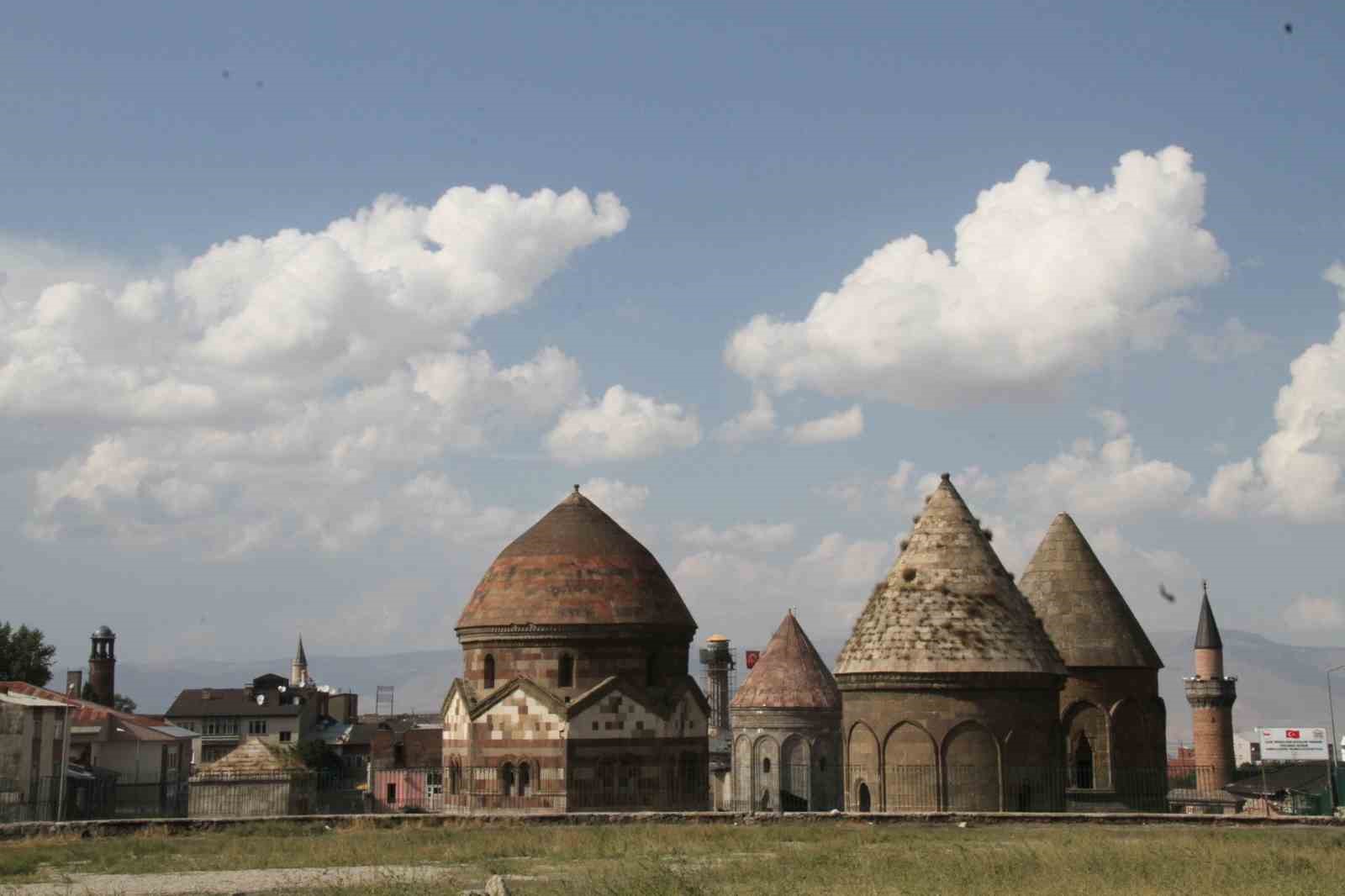 Her kemerde bir dua, her kubbede bir umut