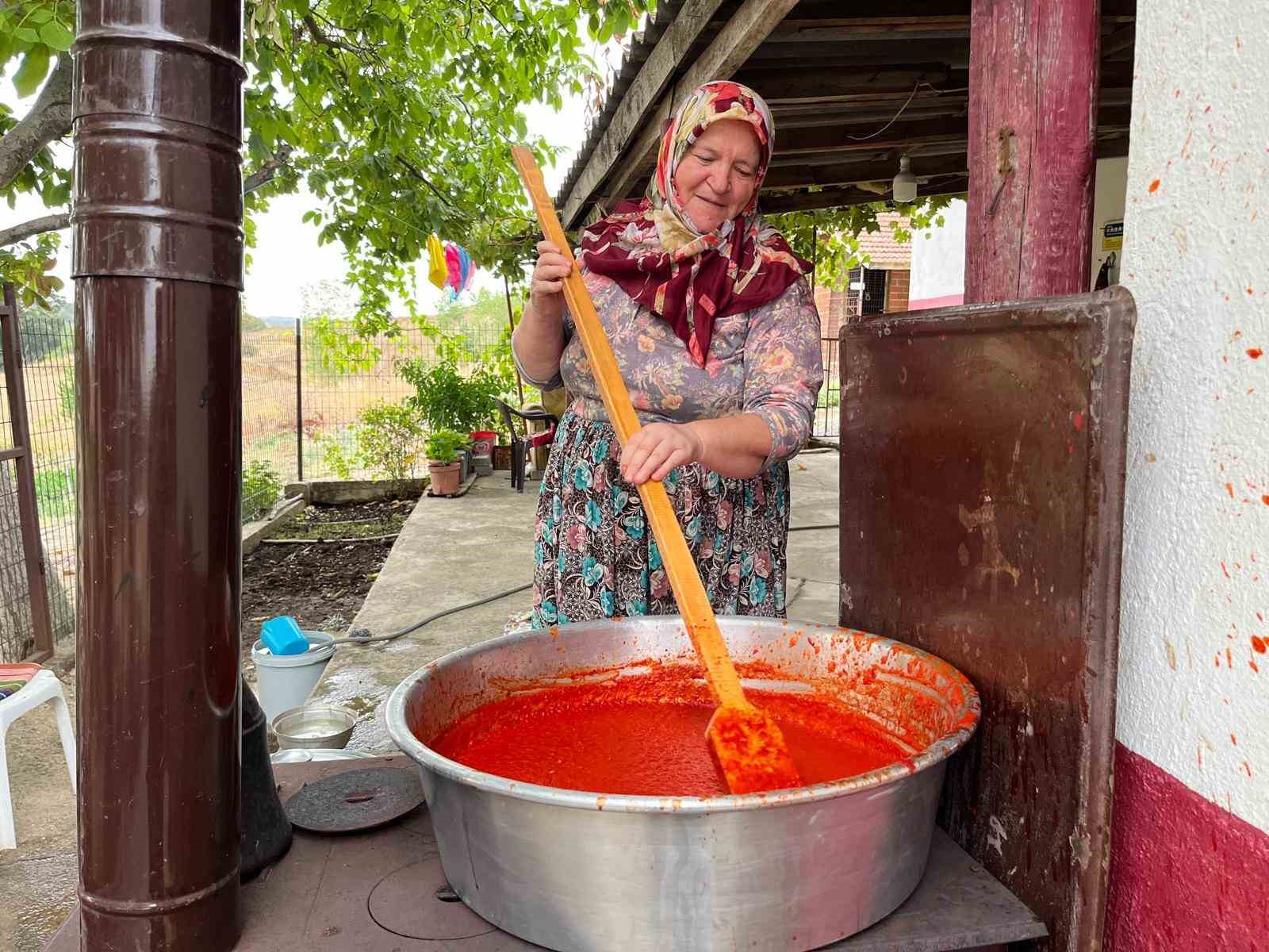 Hayrabolu’da kışa hazırlık başladı: Kazanlar salça için kaynıyor