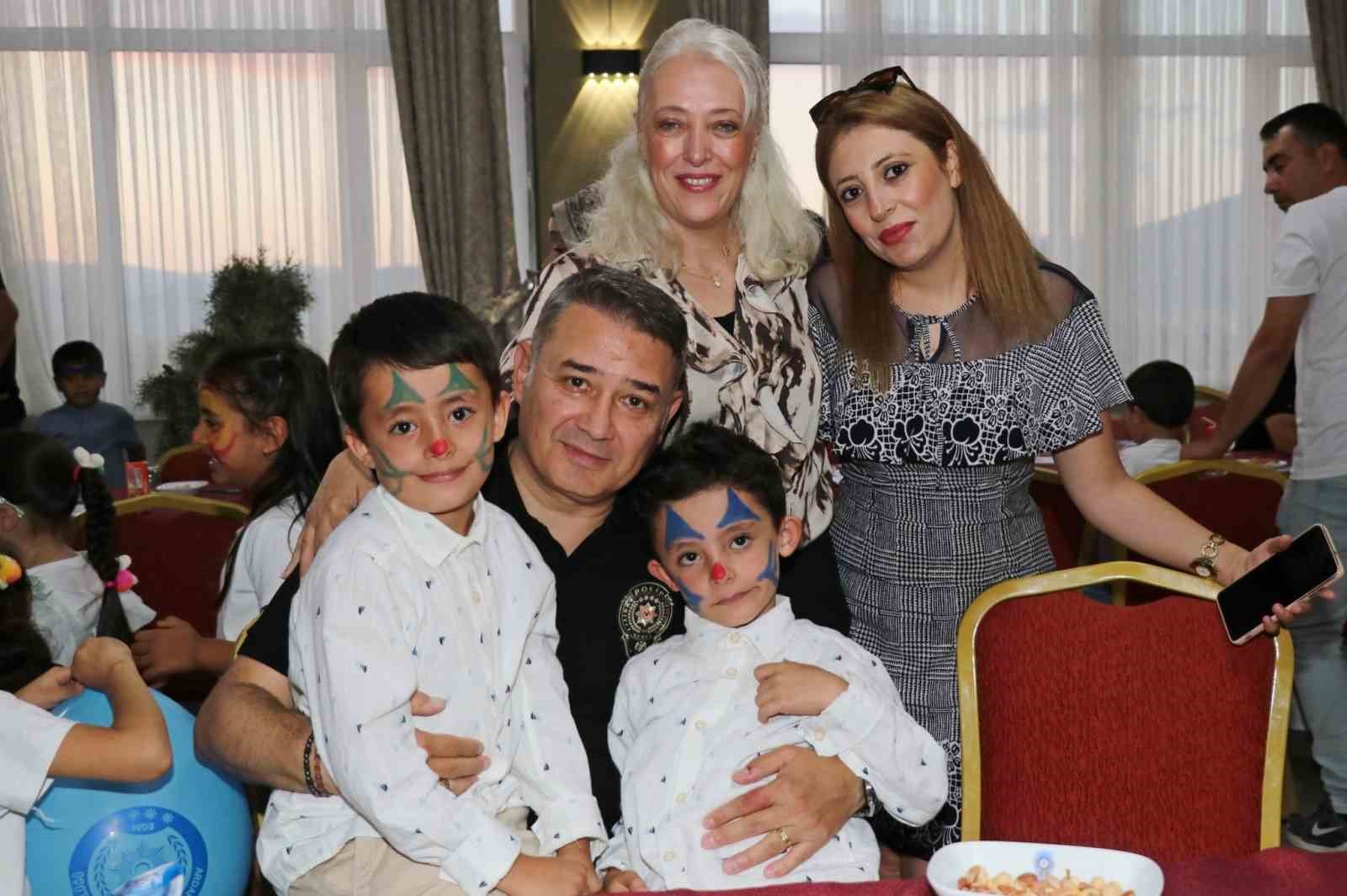 Uyum programına başlayan öğrencilere, polis evinde motivasyon programı