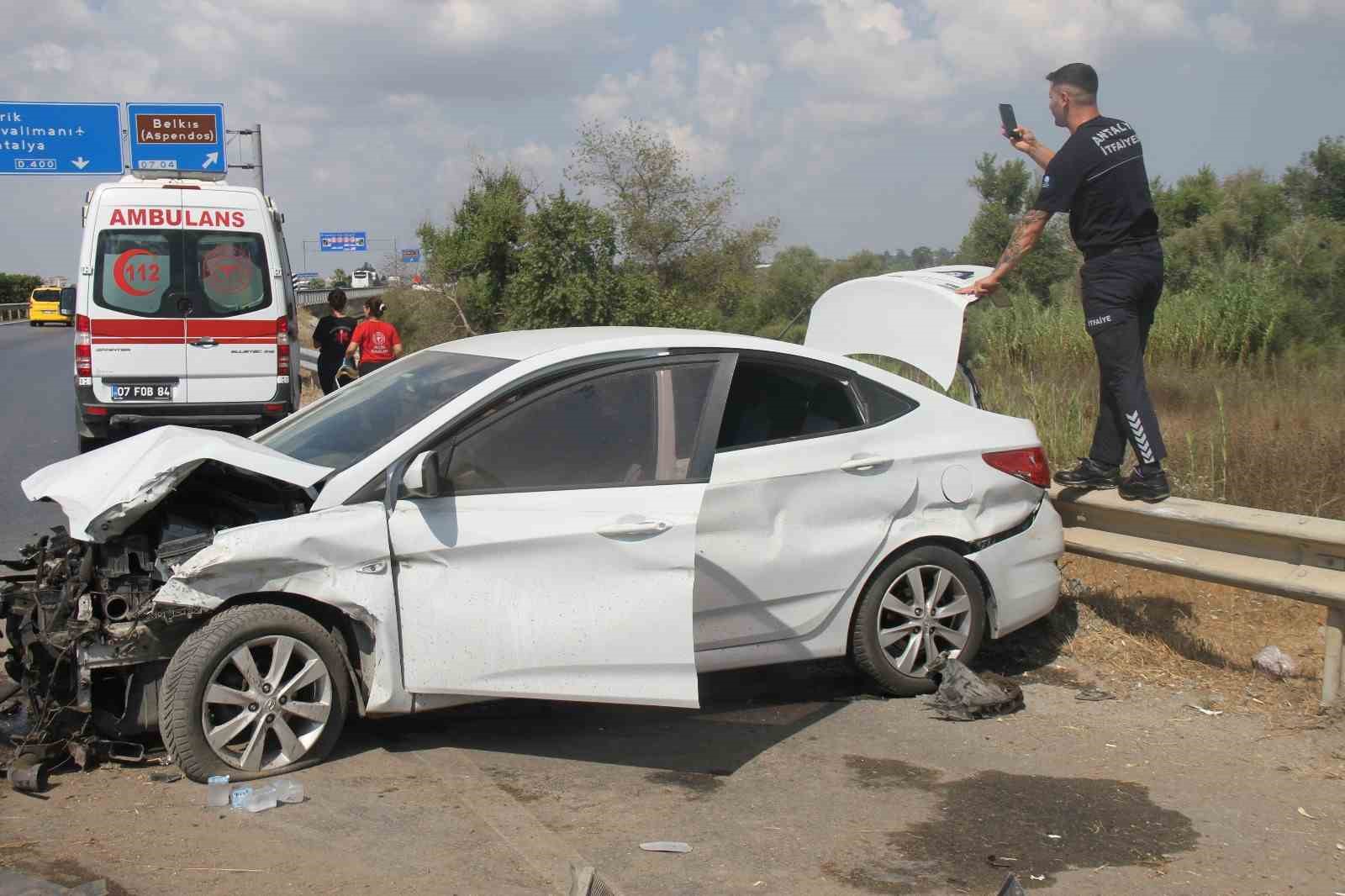 Otomobil yol kenarında bariyerlere çarptı: 2 yaralı
