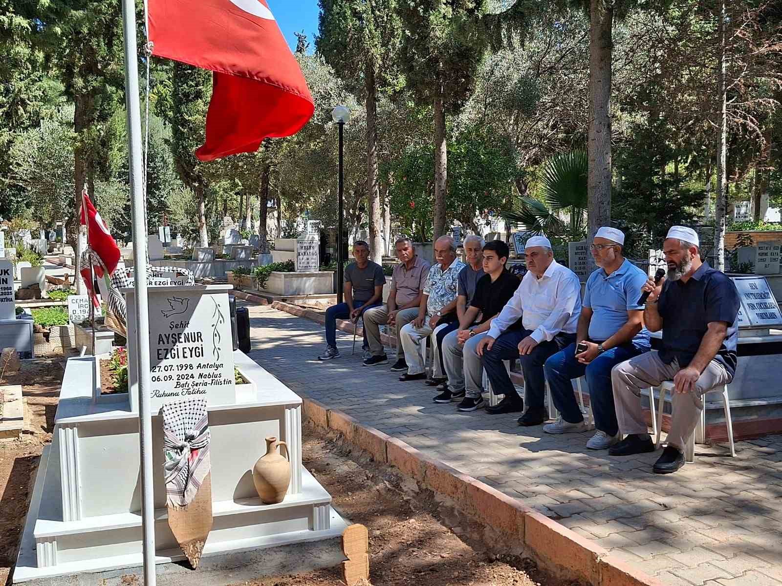 Filistin şehidi Ayşenur mezarı başında dualarla anıldı
