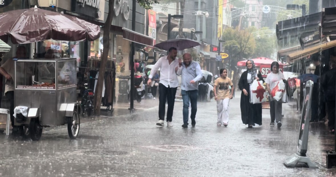 Bandırma’da sağanak yağış etkili oldu