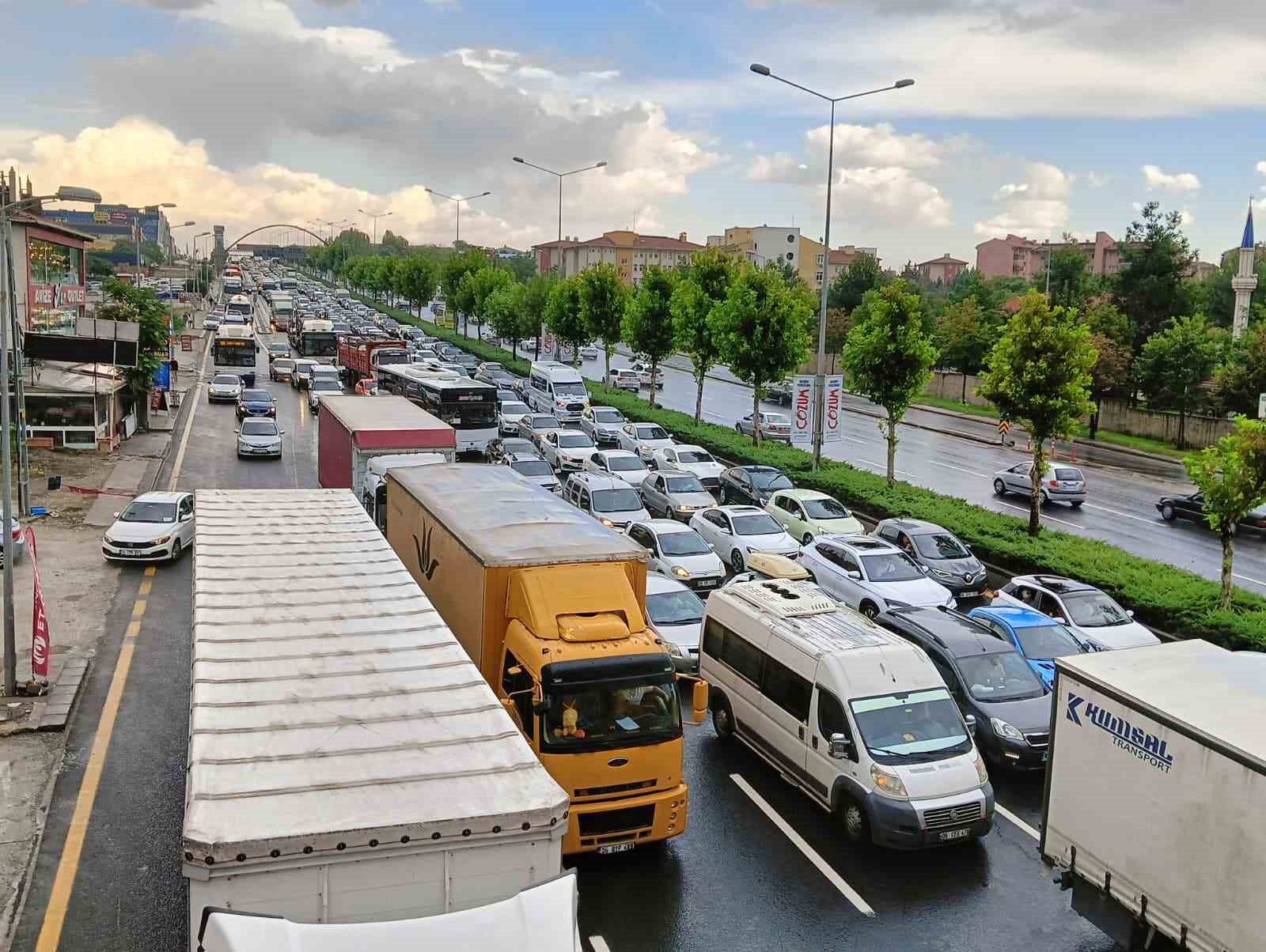 Ankara’da etkili olan yağış yolu kapattı