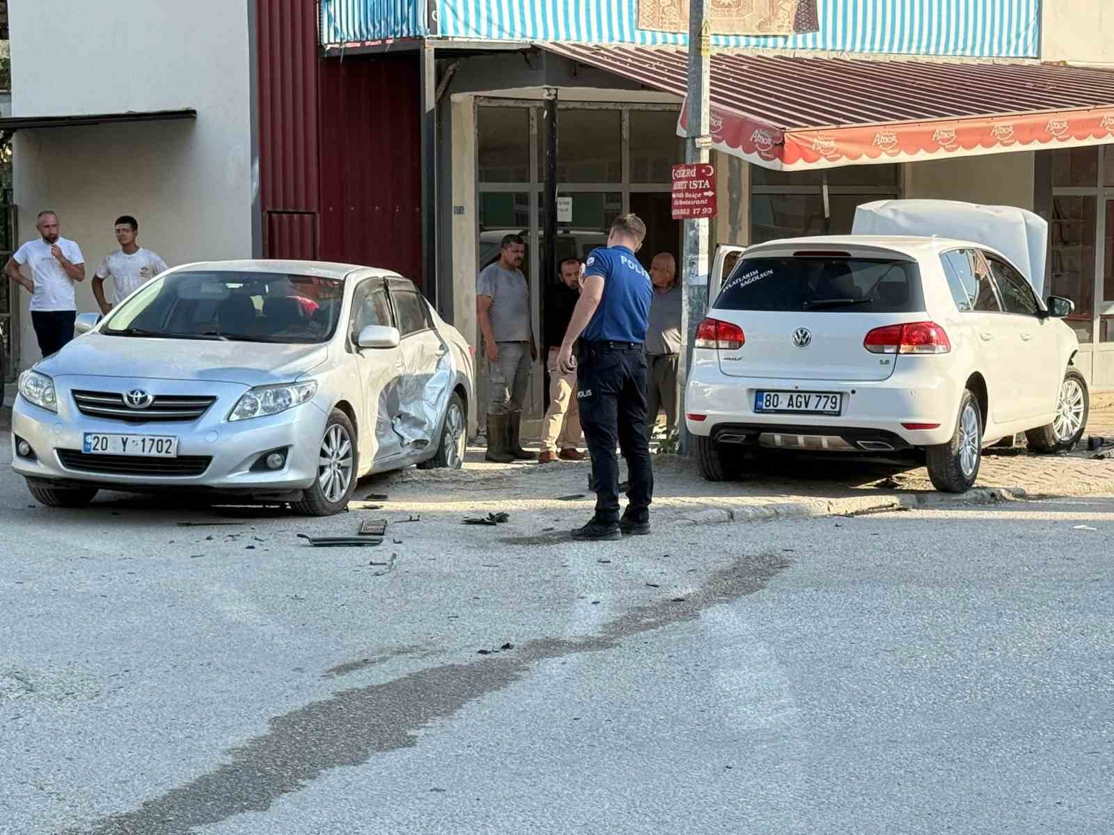 Osmaniye’de iki otomobilin karıştığı kazada 3 kişi yaralandı
