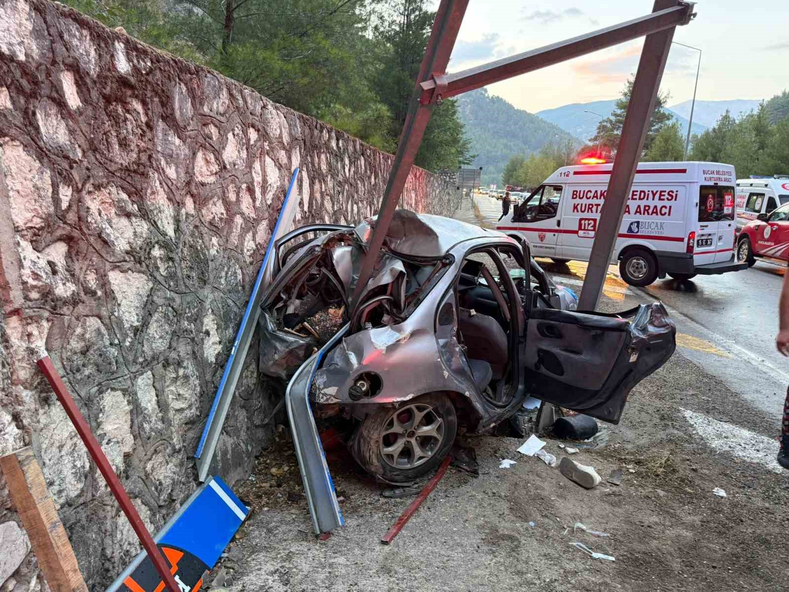 Burdur’da otomobil yol kenarındaki levhaya çarptı: 3 yaralı
