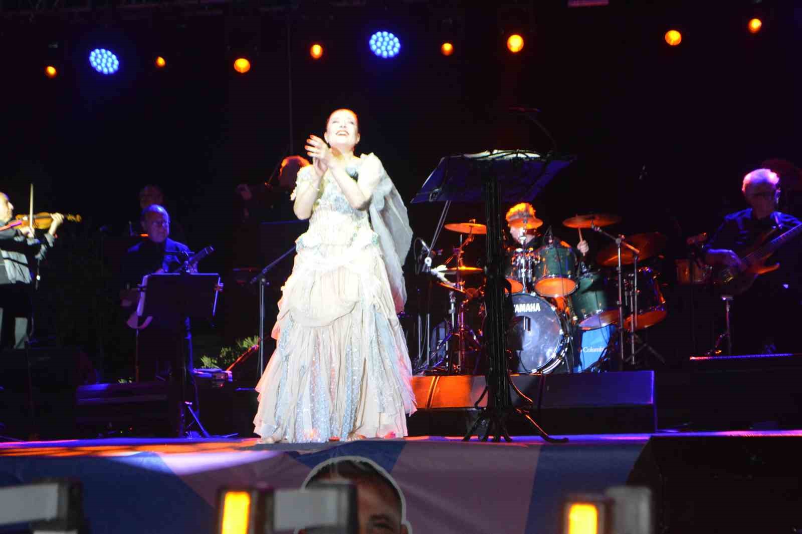 Gömeç’in kurtuluş gününde Candan Erçetin coşturdu