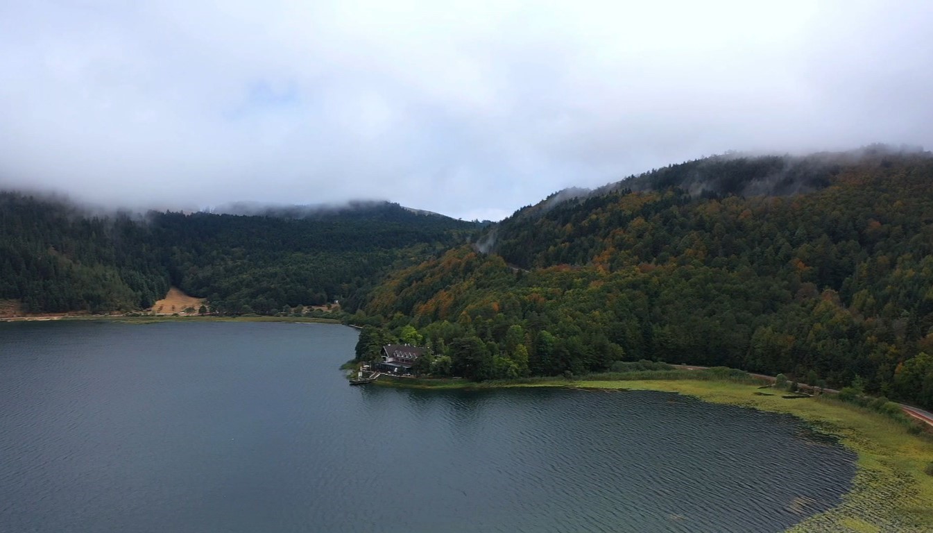 Sonbaharda Abant Gölü’nün eşsiz güzelliği havadan görüntülendi