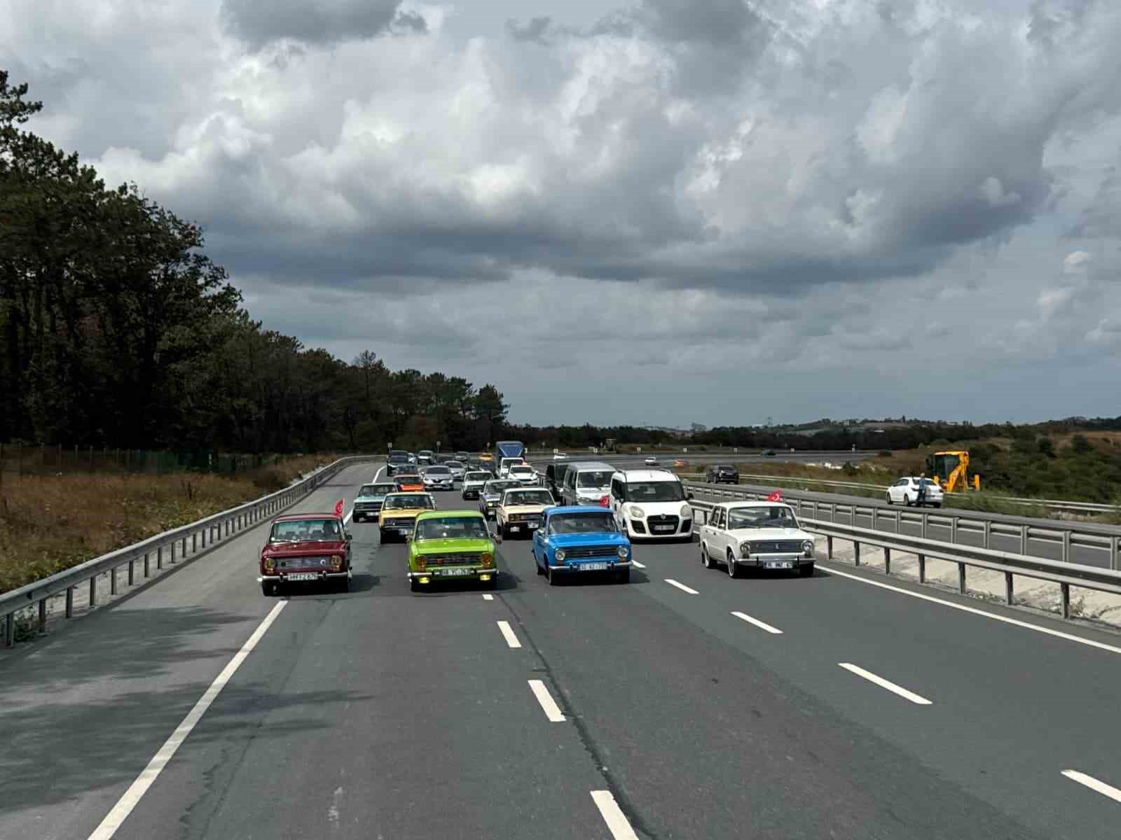 Klasik otomobil tutkunları Arnavutköy’de bir araya geldi