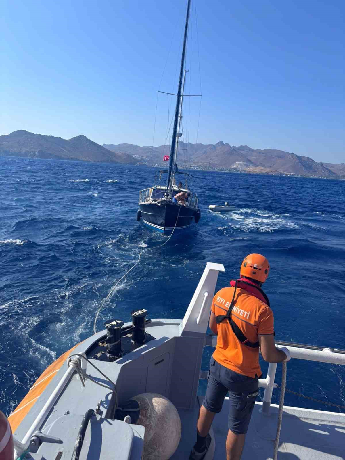 Bodrum’da dümen arızası yapan tekne KIYEM ekiplerince kurtarıldı