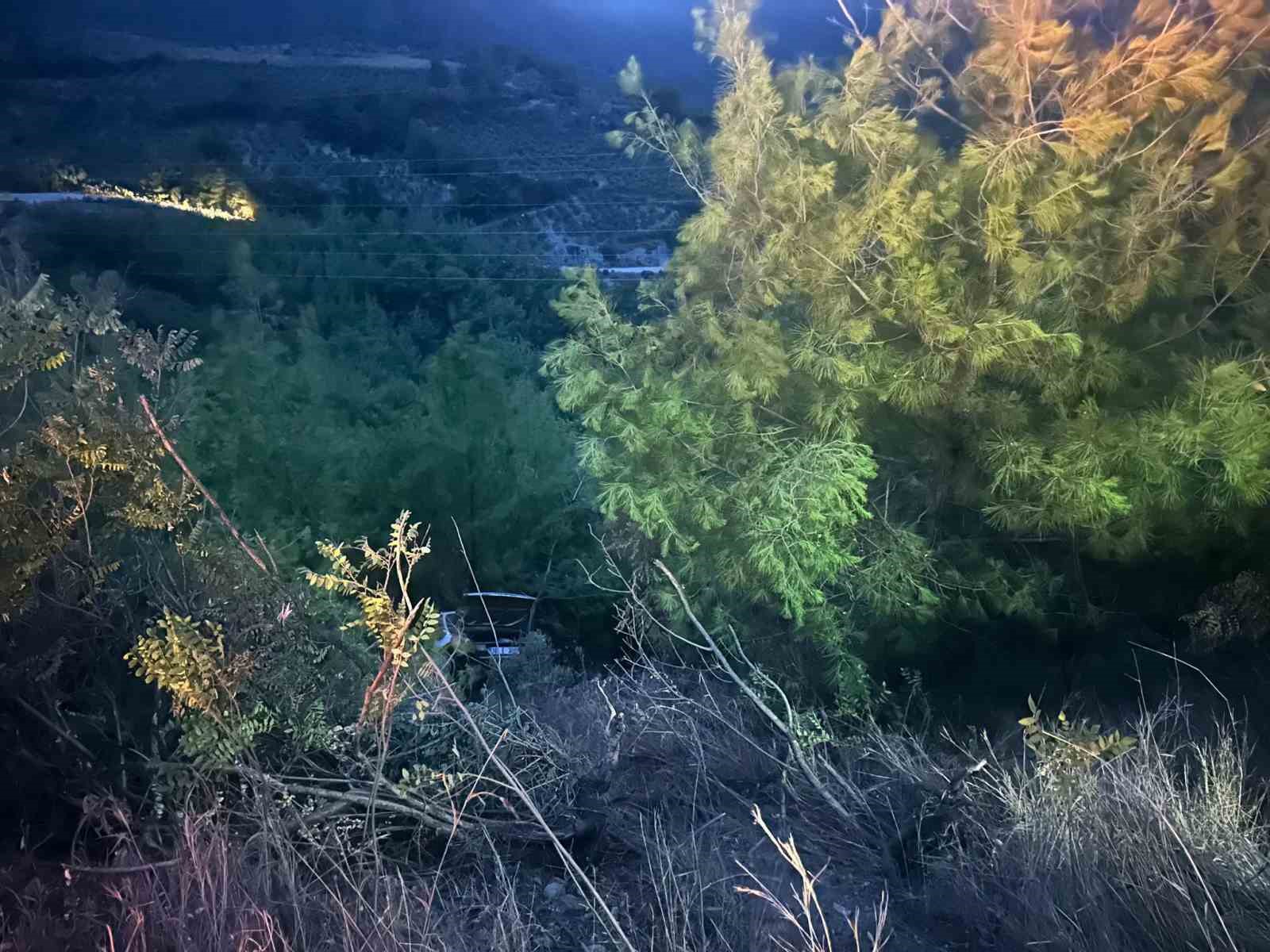 Osmaniye’de otomobil uçuruma yuvarlandı: 3 yaralı