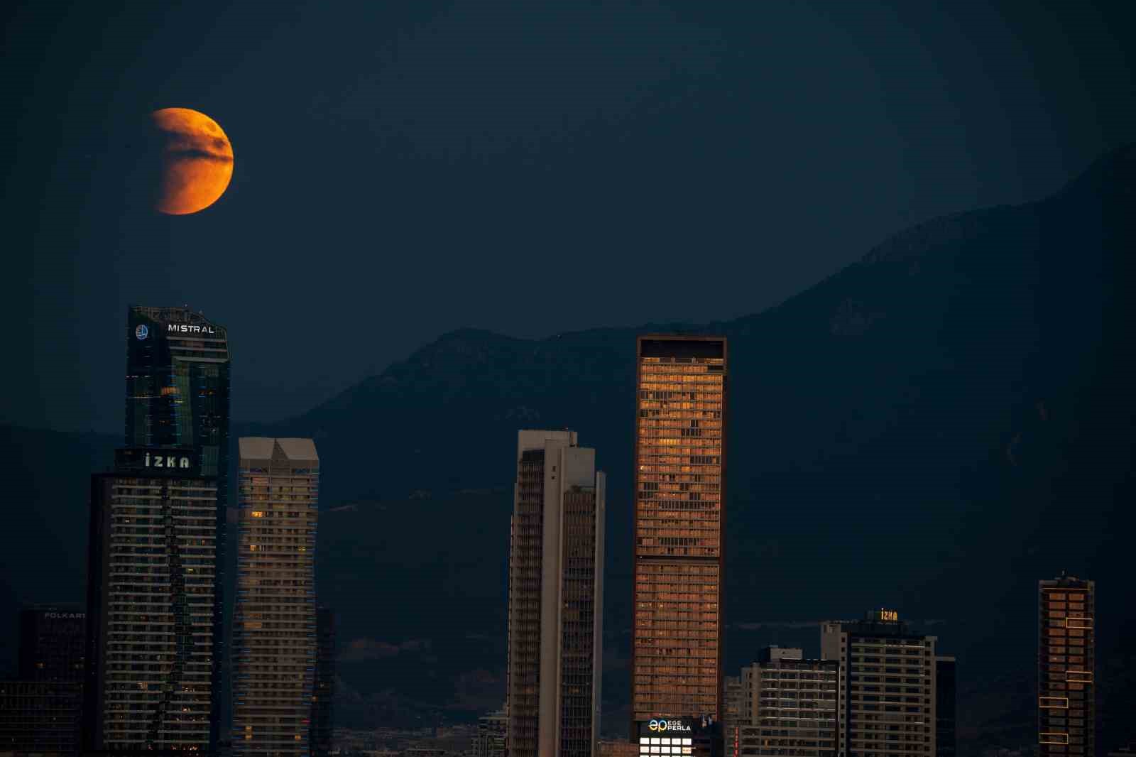 Kanlı ay İzmir’e görsel şölen yaşattı