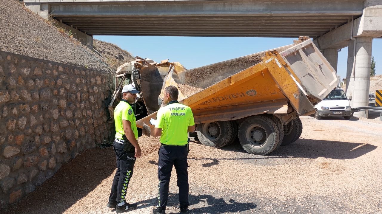 Malatya’da kontrolden çıkan hafriyat kamyonu istinat duvarına çarptı: 1 ölü