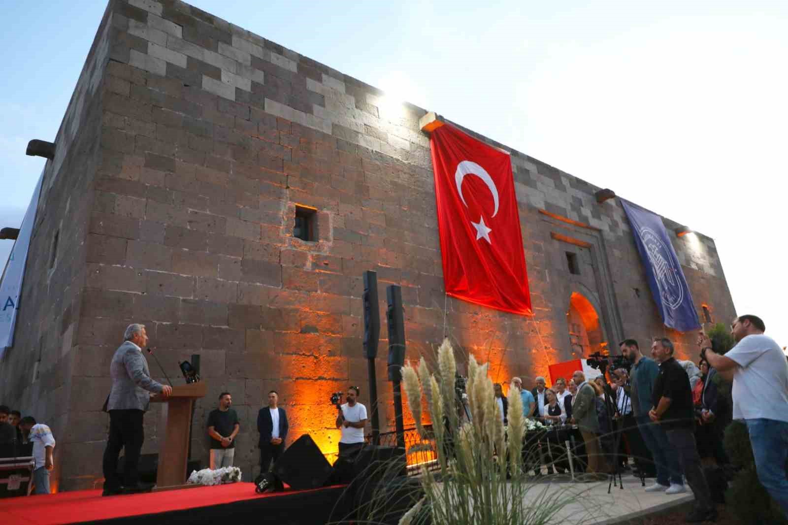 Melikgazi Belediyesi’nin Kumaştan Hikayeler Sergisi unutulmaz anlara tanıklık etti