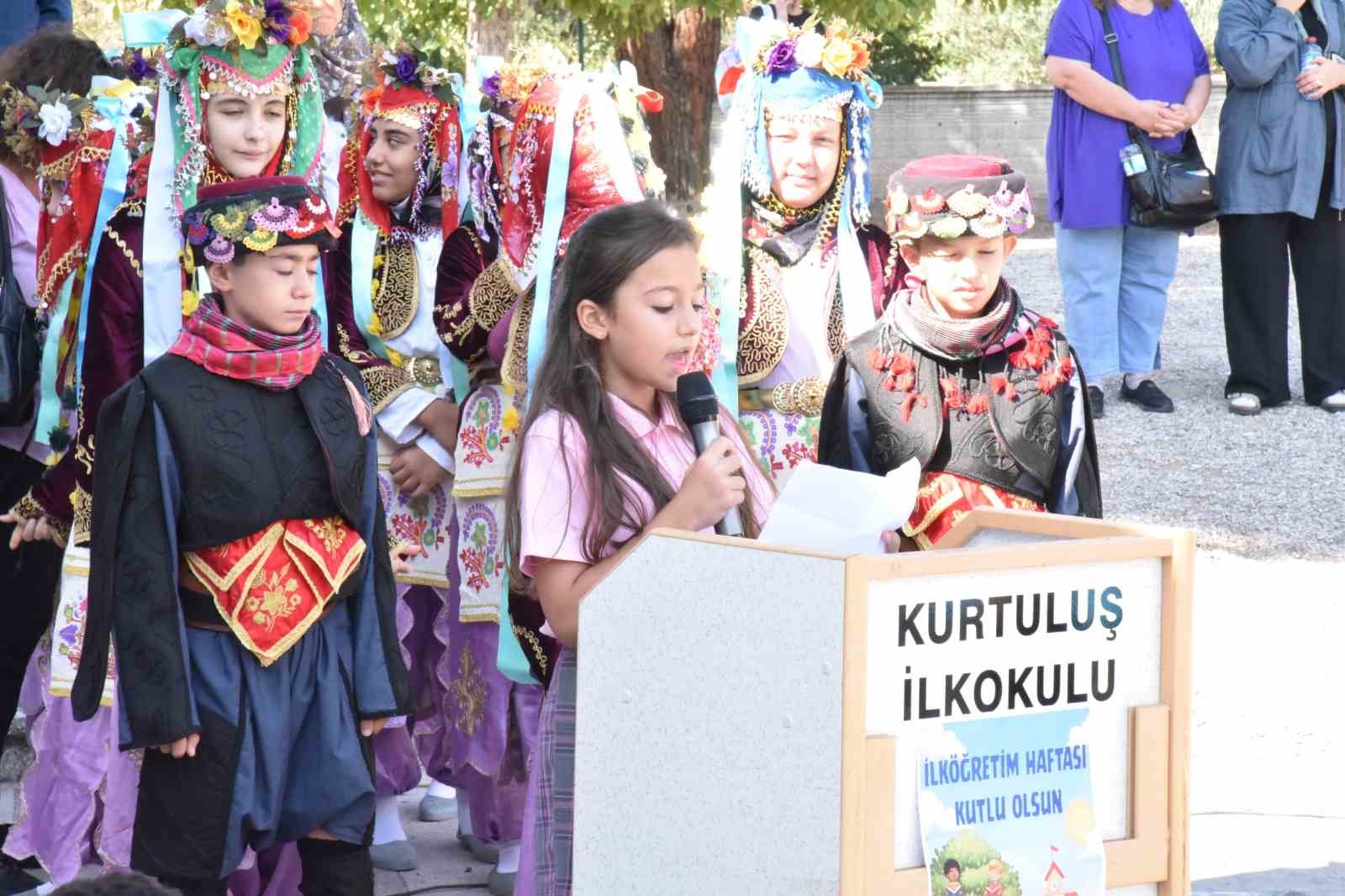 Depremin vurduğu Sındırgı’da İlköğretim Haftası kutlandı