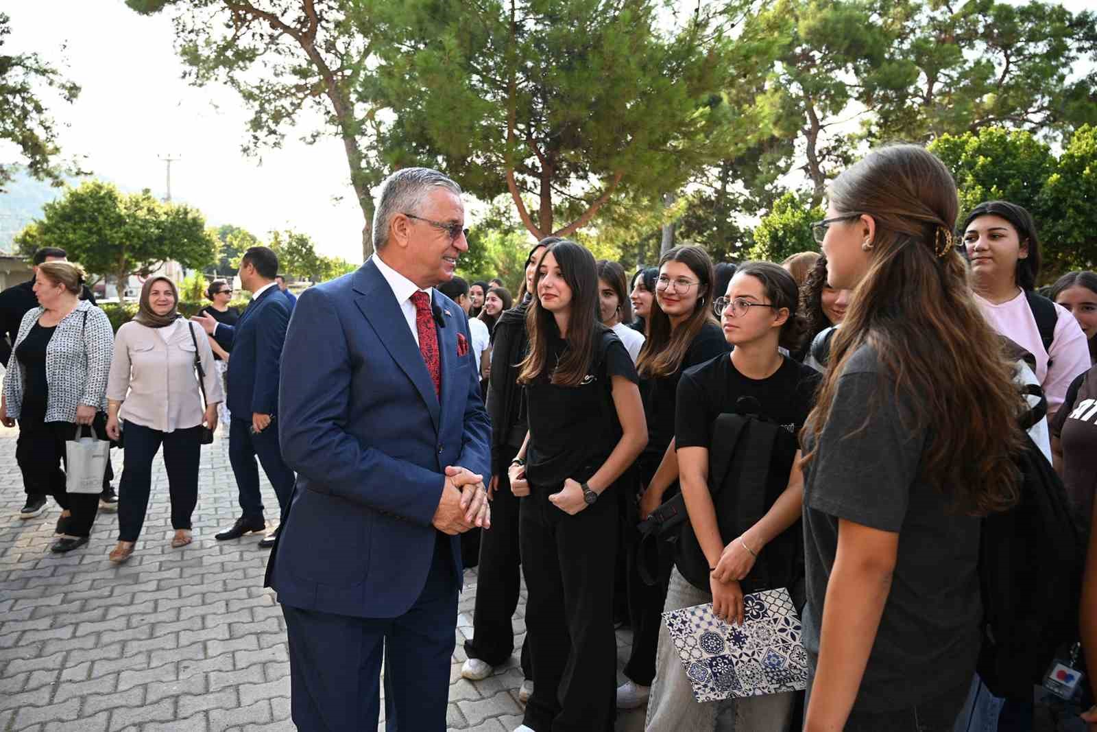 Kemer’de ilk zil, kitap ve kırtasiye hediyesiyle geldi