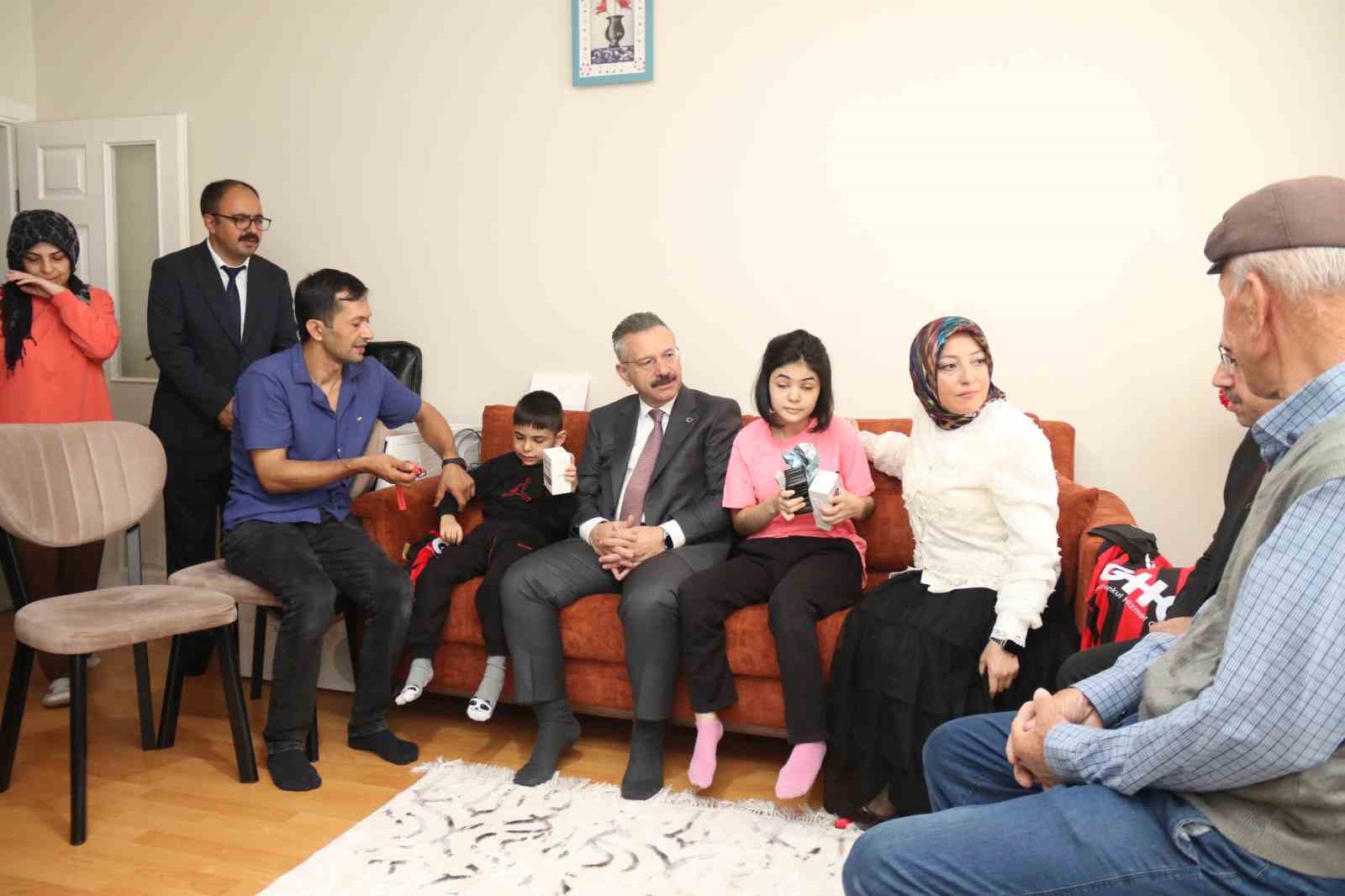 Vali Aksoy’dan evde eğitim alan özel kardeşlere ziyaret