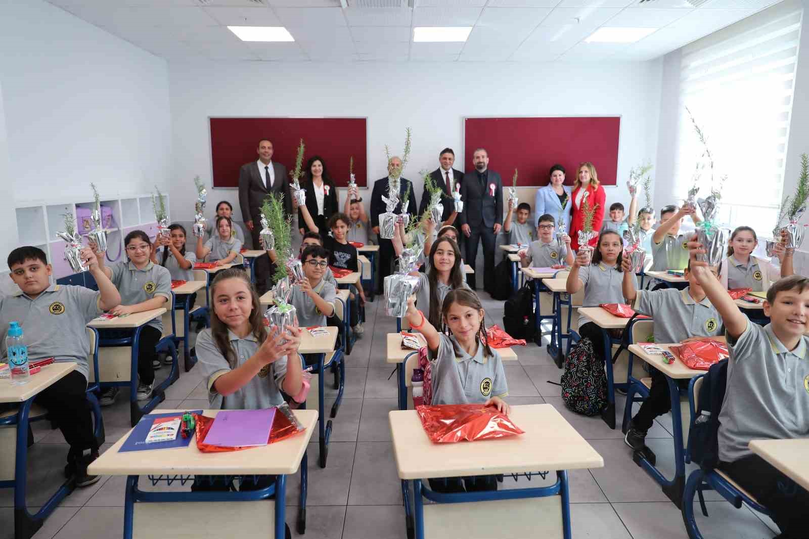 İzmir’de yeni eğitim yılı ’Yeşil Vatanı Korumak’ temalı ilk dersle başladı