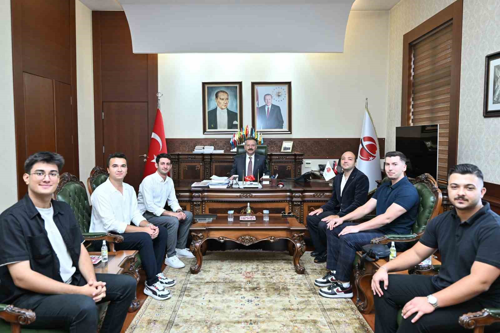 Vali Aksoy, ödüllü Mavera Teknoloji Takımı’nı makamında ağırladı