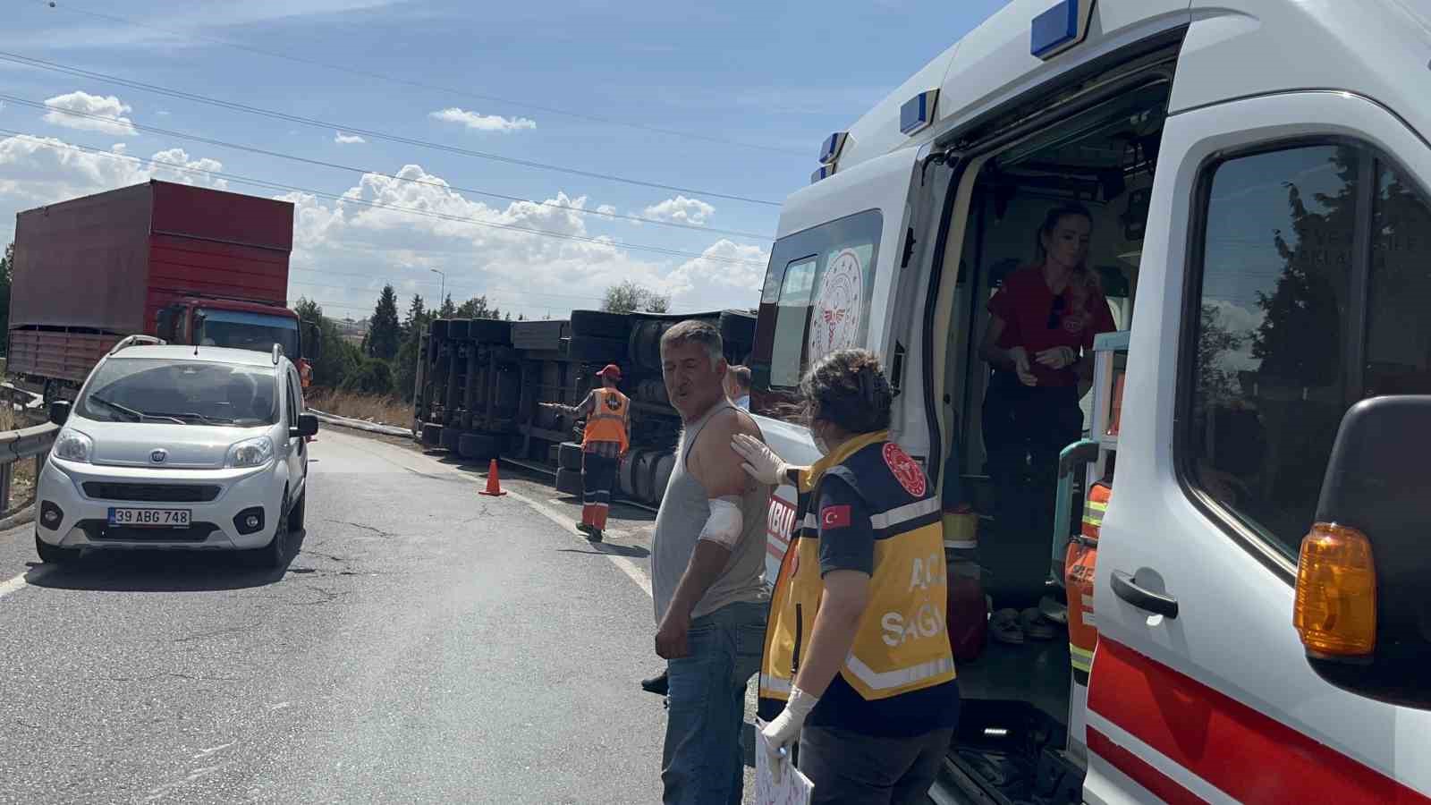 Çorlu’da virajı alamayan tır devrildi