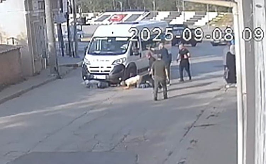 Tekirdağ’da okul yolunda feci kaza: Anne ve oğlu işçi servisinin altında kaldı