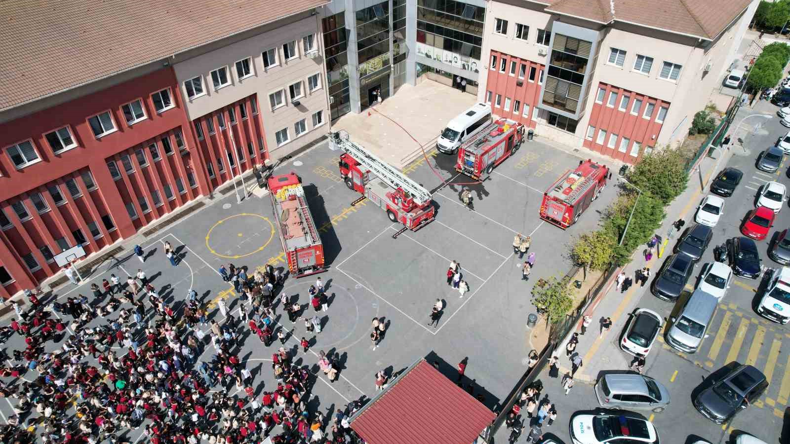 Başakşehir’de okul kantininde yangın paniği: Öğrenciler tahliye edildi