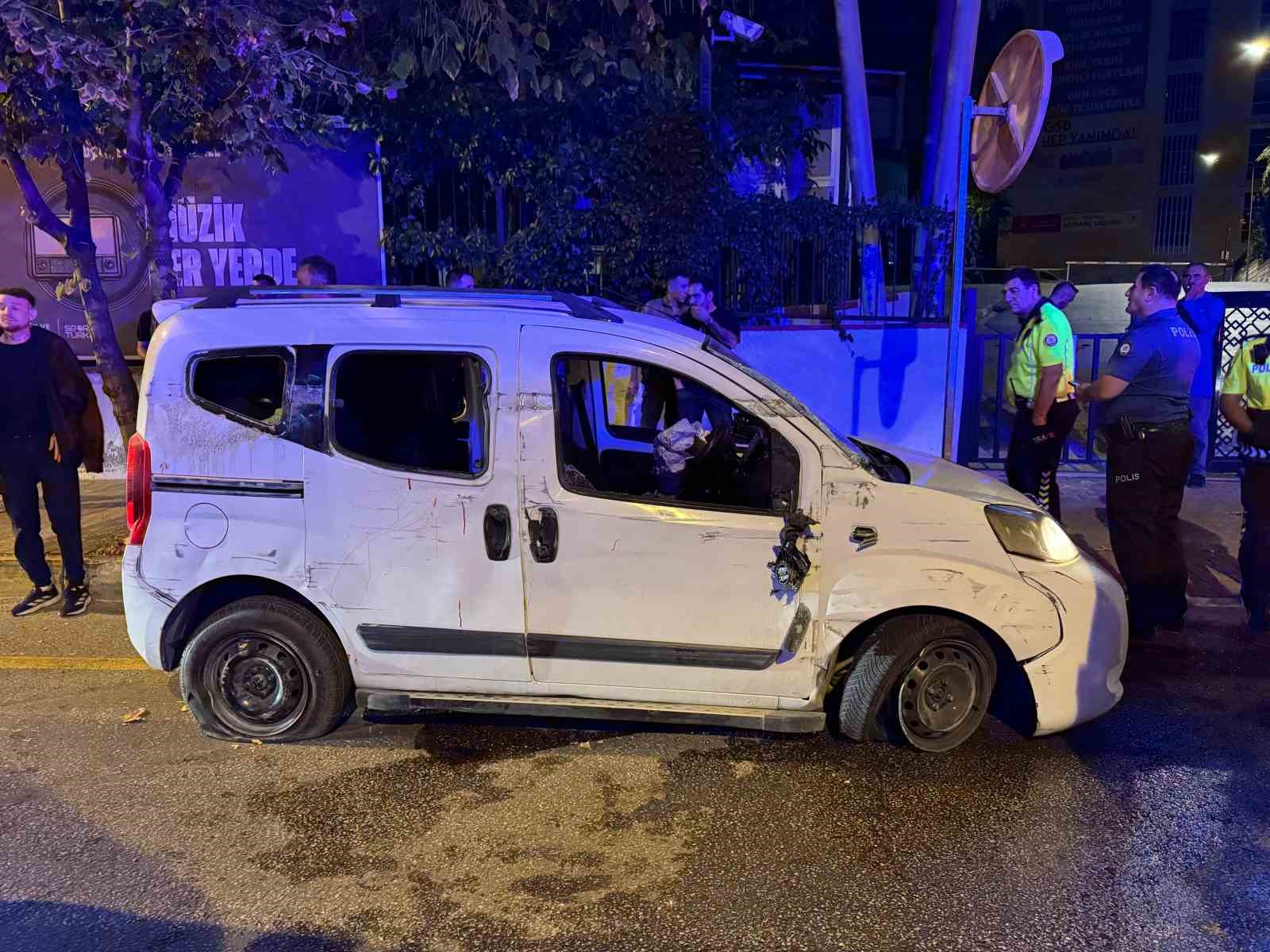 Otomobil 100 metre sürüklenip kaldırıma çarptı: 4 kişi yaralandı, 2 kişi olay yerinden kaçtı