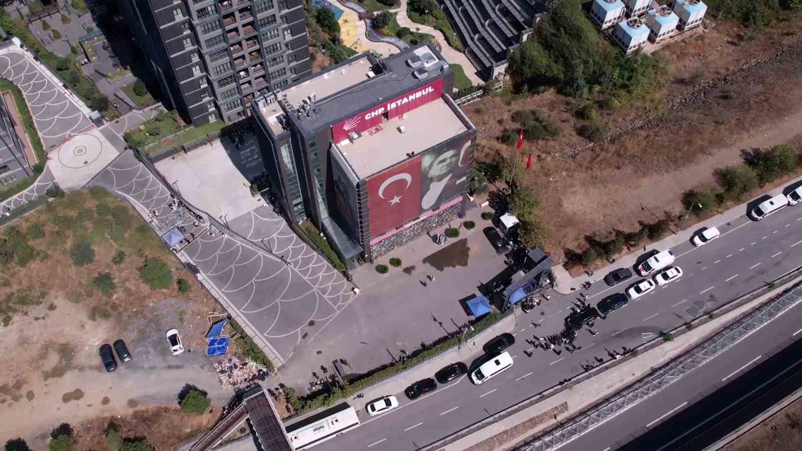 Sarıyer’deki CHP binası önünde bekleyiş sürüyor