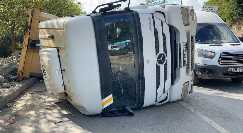 Beykoz’da hafriyat kamyonu devrildi: 1 yaralı