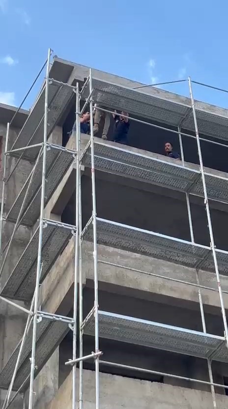 Binadan atlamak isteyen şahsı, itfaiye ekipleri ikna etti