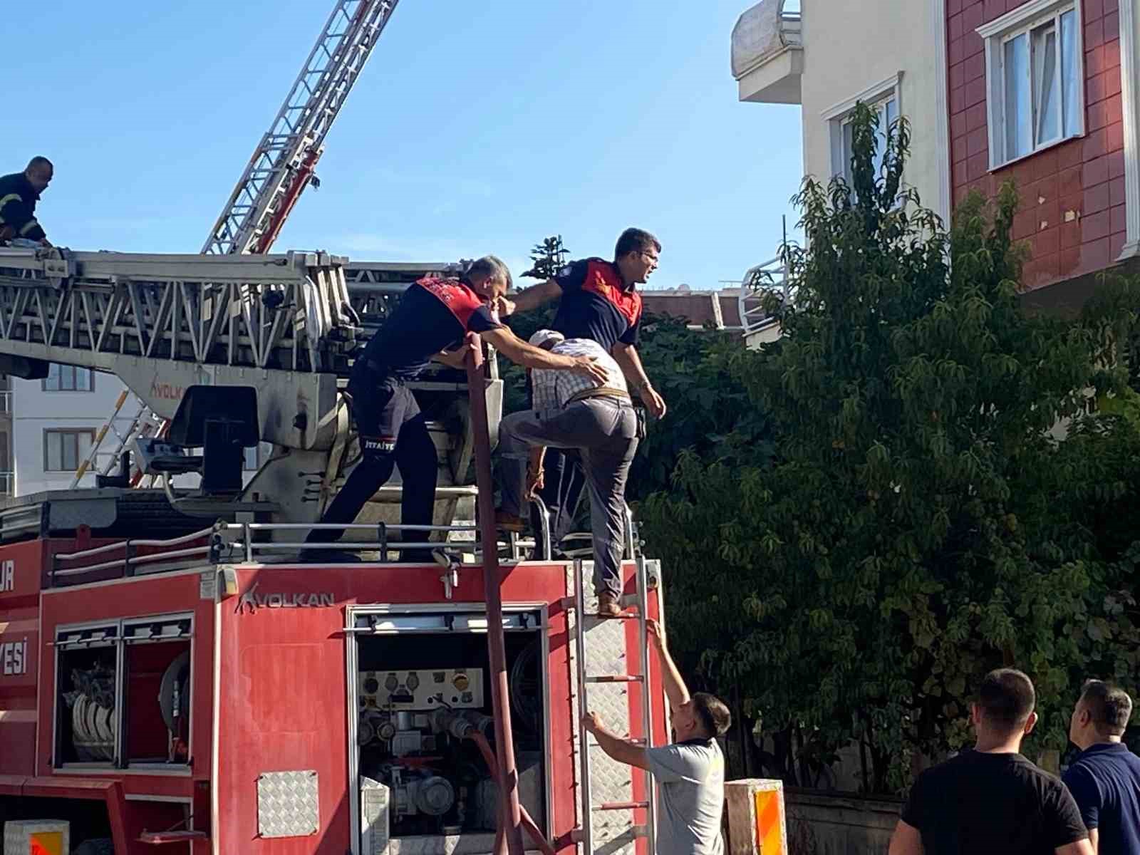 Yangın çıkan çatıda mahsur kalan işçi kurtarıldı