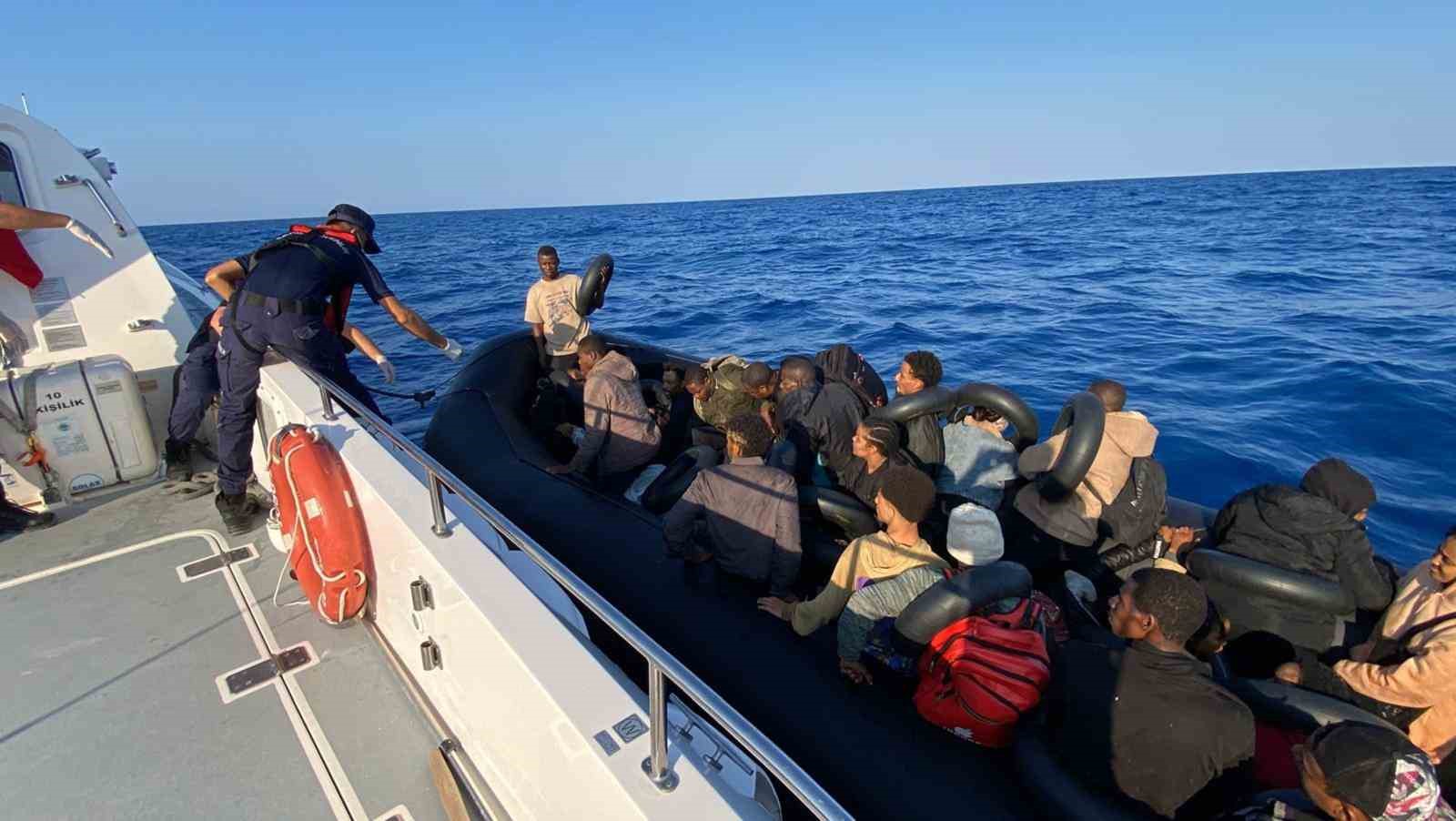 36 düzensiz göçmenin bulunduğu lastik bot arızalanınca Sahil Güvenlik kurtardı