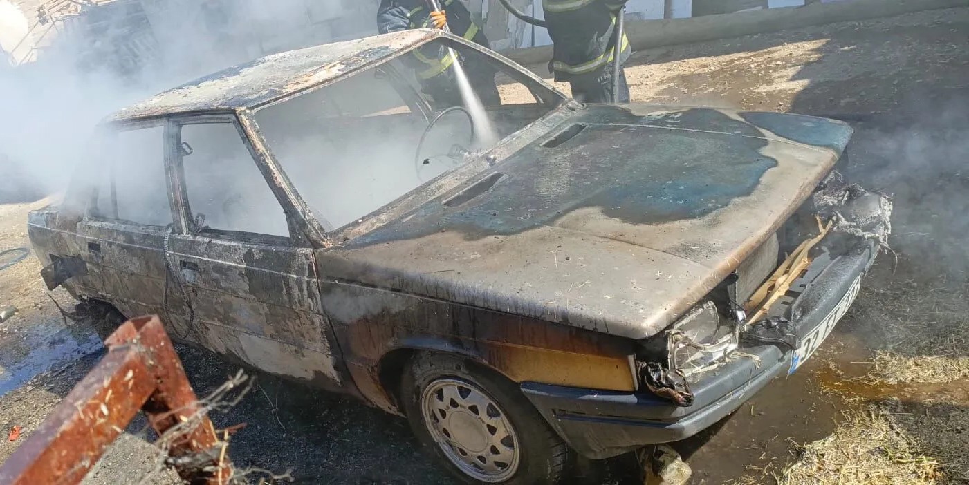 Yolda alev alan otomobil tamamen yanarak kullanılamaz hale geldi