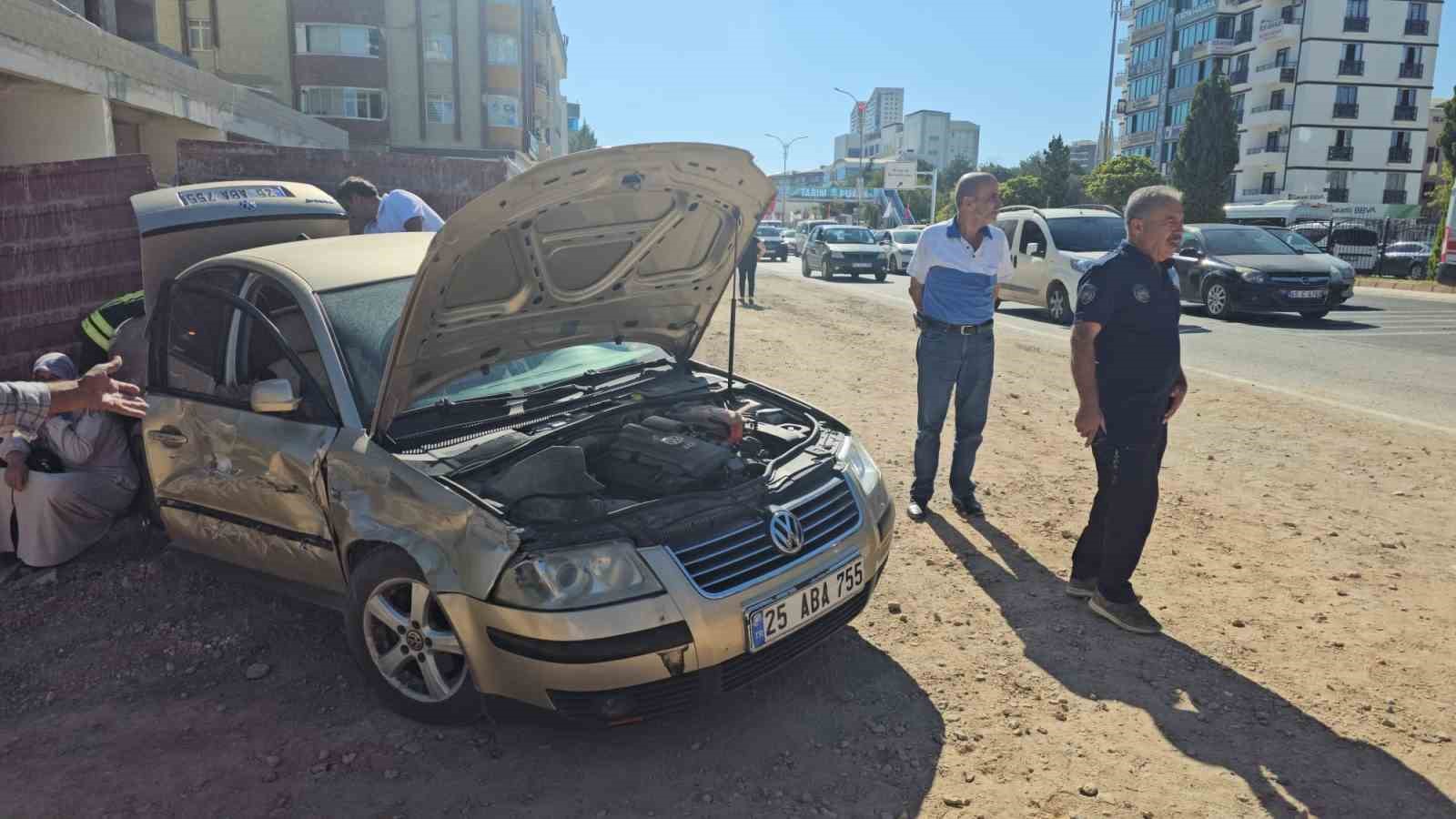 Elazığ’da otomobil ile kamyon çarpıştı