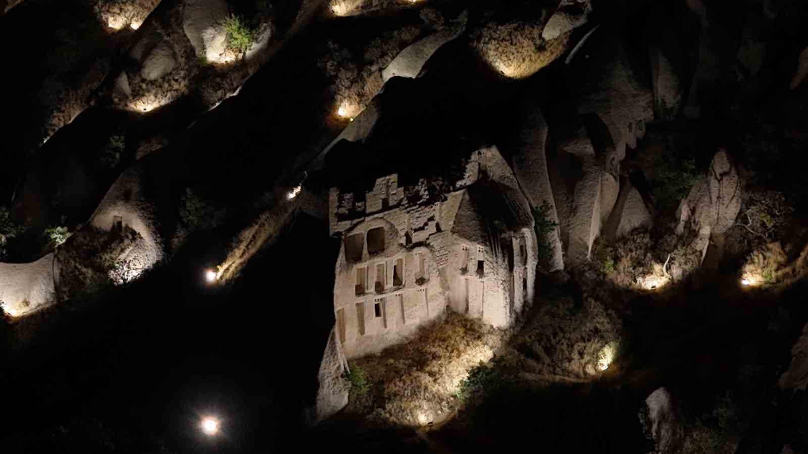 Kapadokya’da ışıklandırılan vadiler bölgenin ihtişamını artırdı