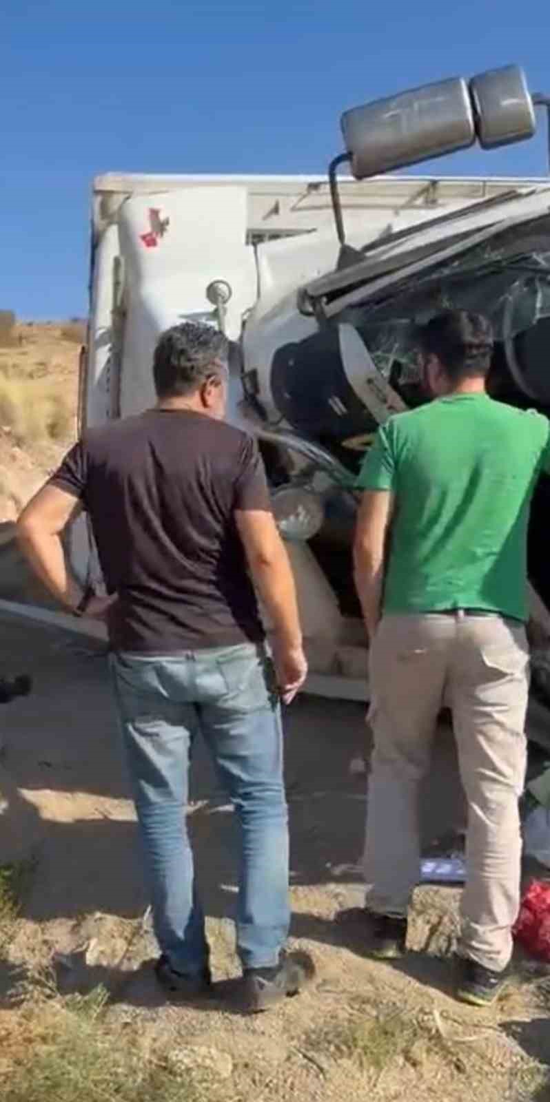 Kontrolden çıkan kamyon şarampole devrildi: 1 yaralı