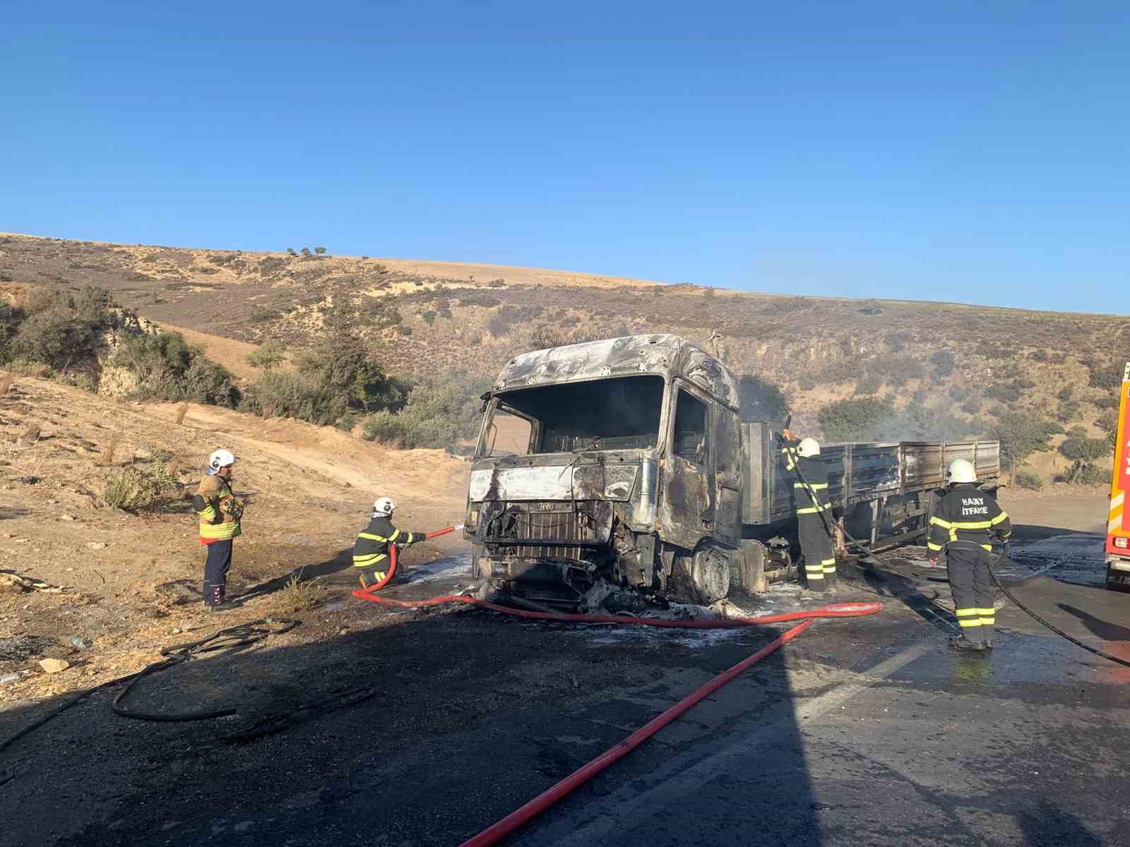 Hatay’da seyir halindeki tır alev alev yandı