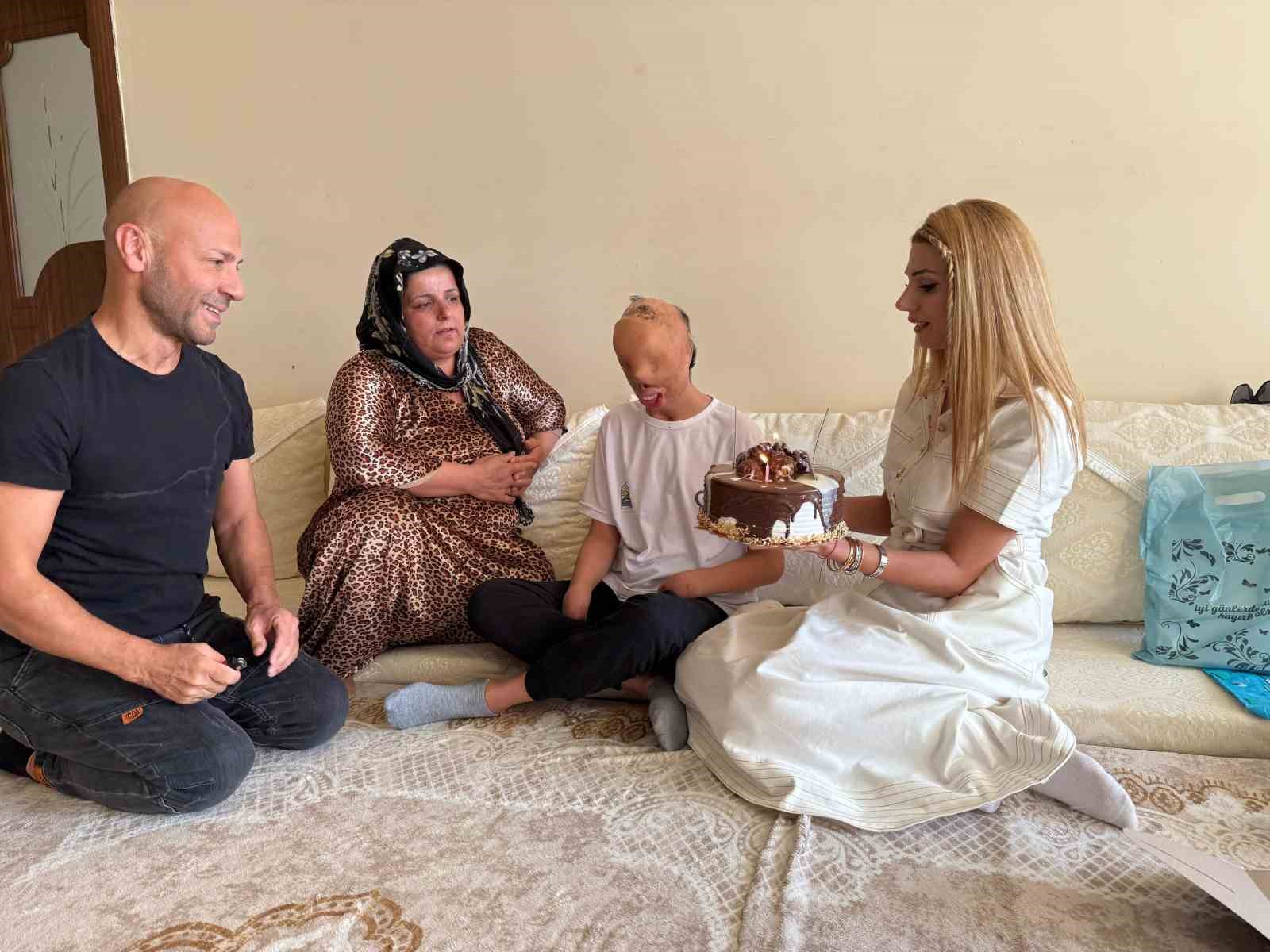 Kocaeli’nden Yüksekova’ya sevgi seli: Zeynep öğretmen, özel gereksinimli çocuğun hayatına dokundu