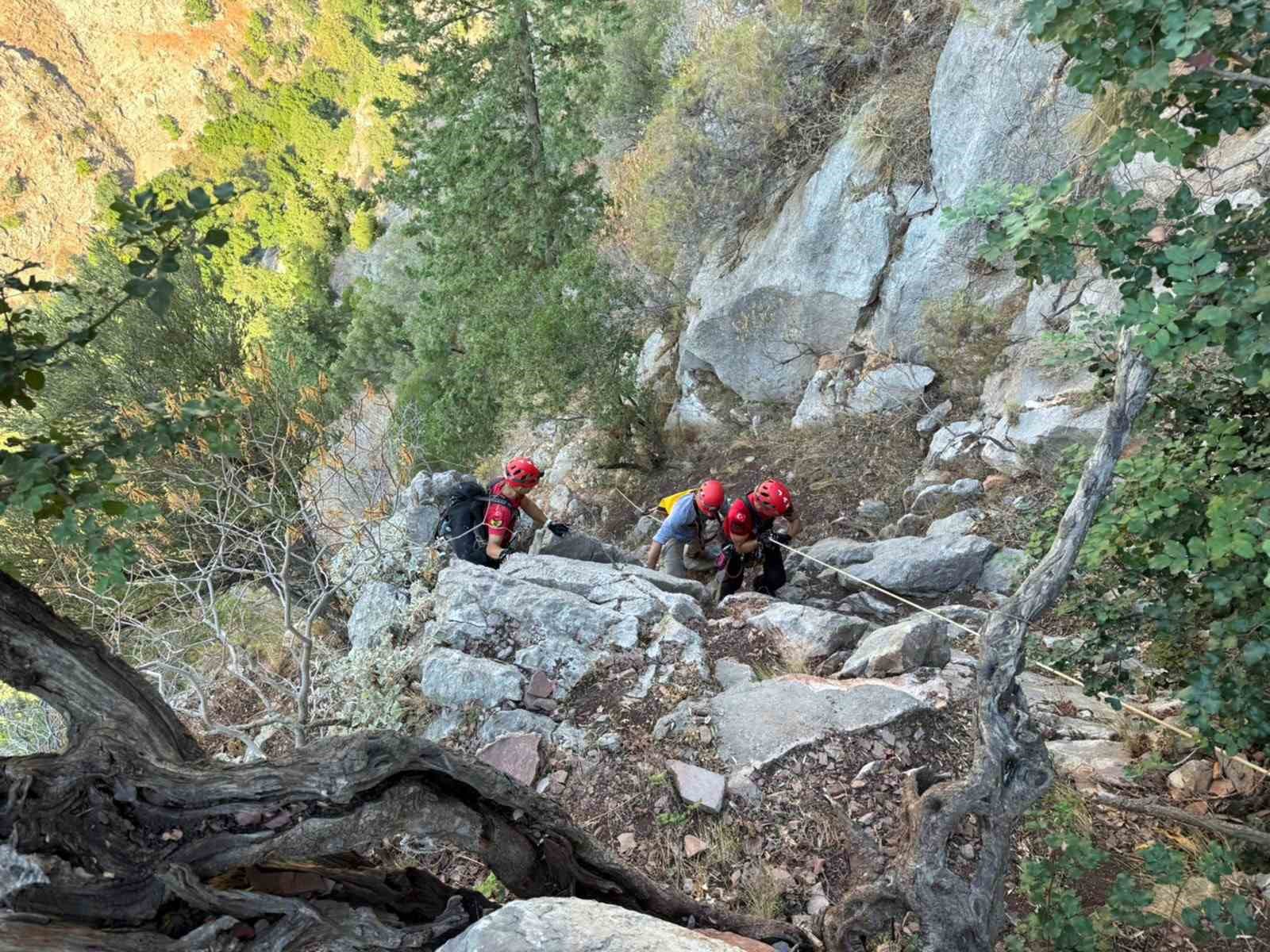 Fethiye’de kayalıklarda mahsur kalan Alman turisti JAK timi kurtardı