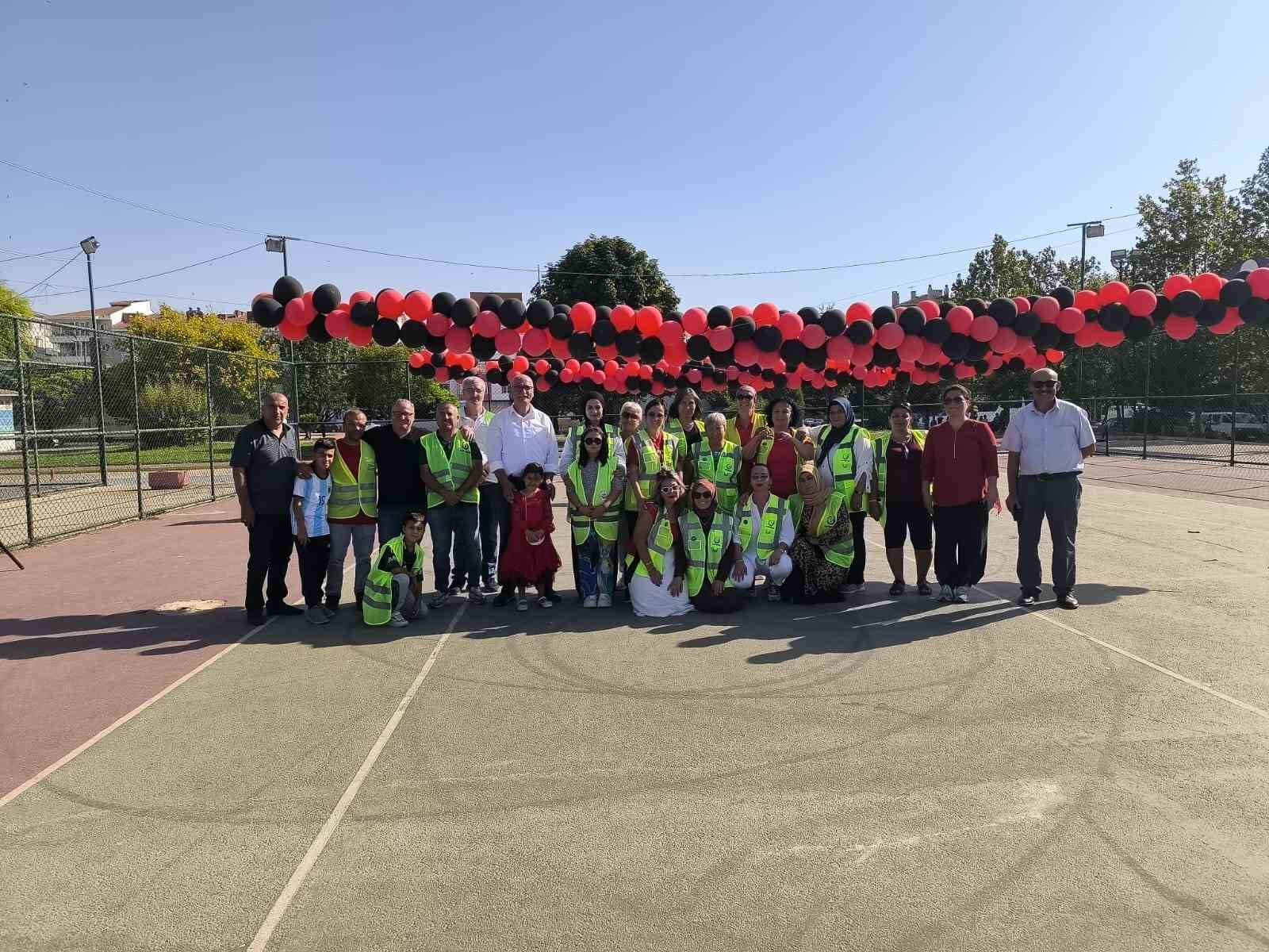 Hayırseverler bin 350 öğrenciye okul eşyaları hediye etti