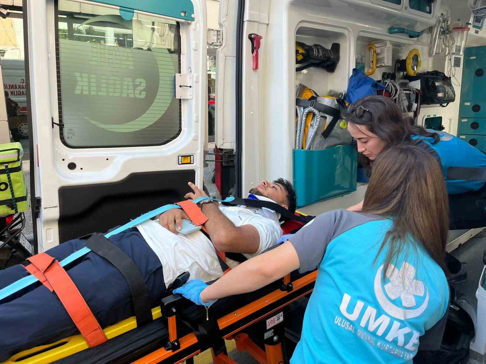 Motosiklet, park etmeye çalışan araca çarptı: 1 yaralı